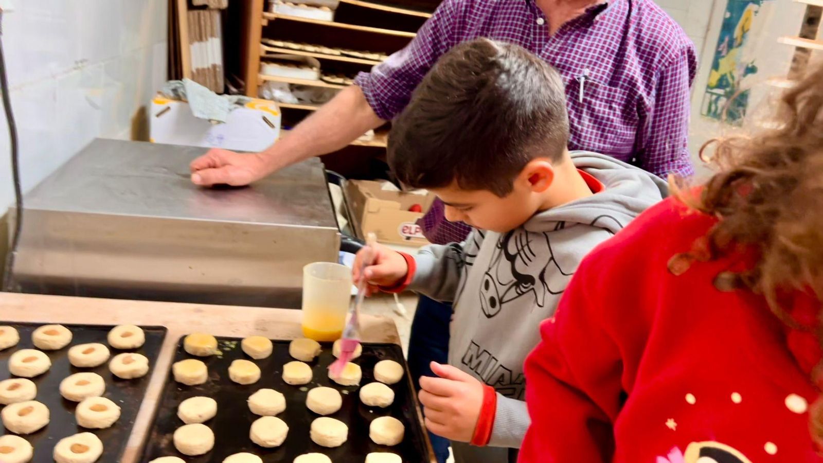 Además de los ingredientes, los pequeños aprenden los pasos para su elaboración