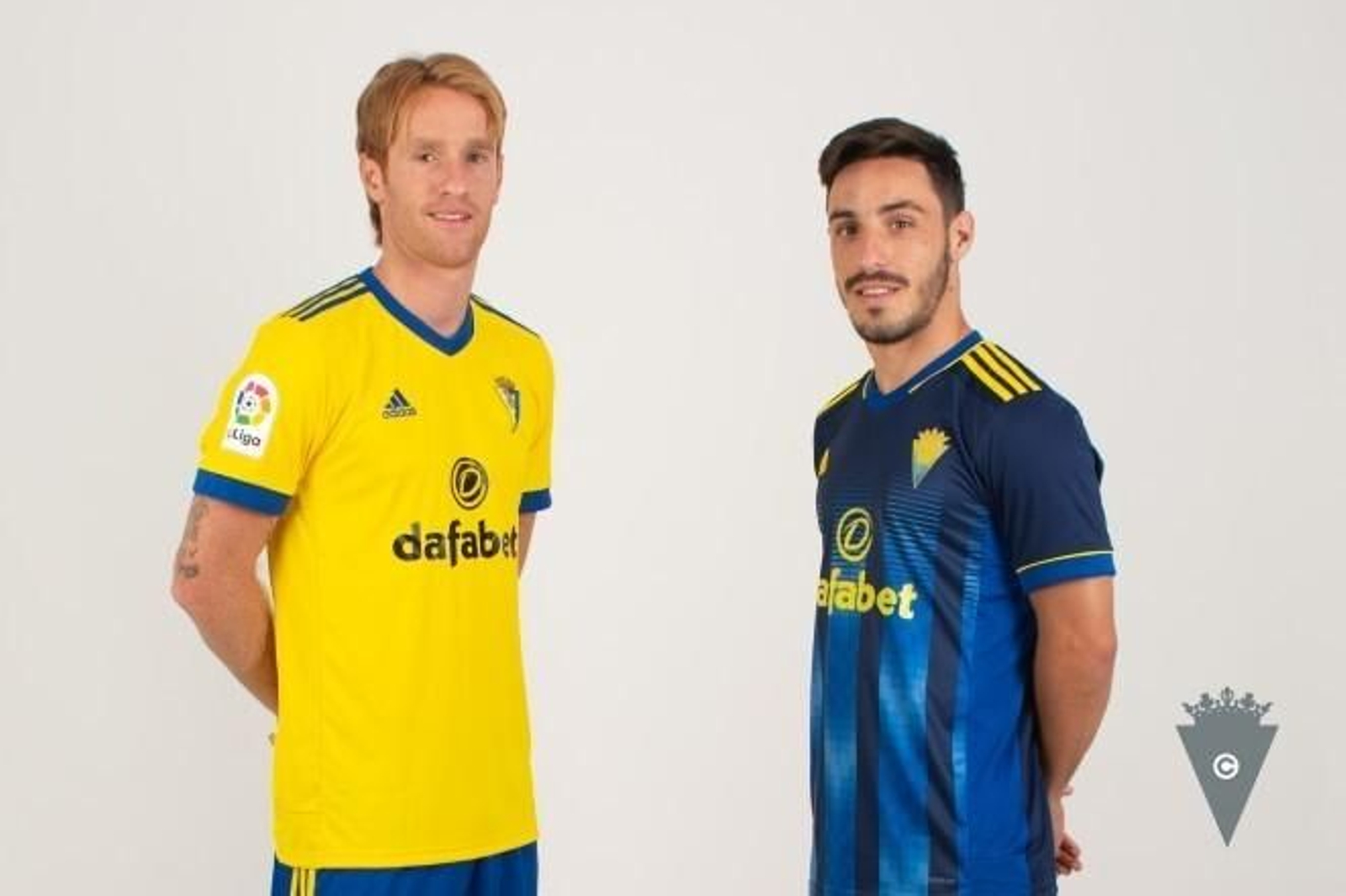 Álex Fernández (i) e Iza Carcelén, con las nuevas equipaciones.