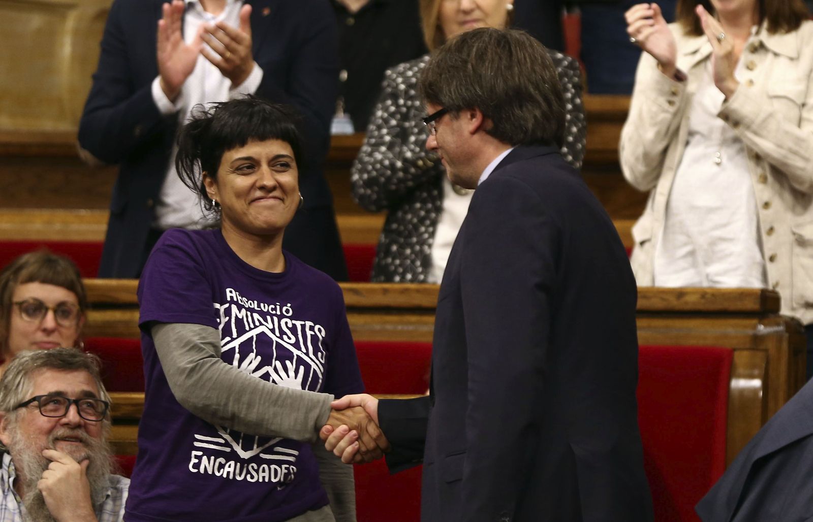 Carles Puigdemont saluda a la diputada de la CUP Anna Gabriel tras superar la cuestión de confianza el 29 de septiembre.
