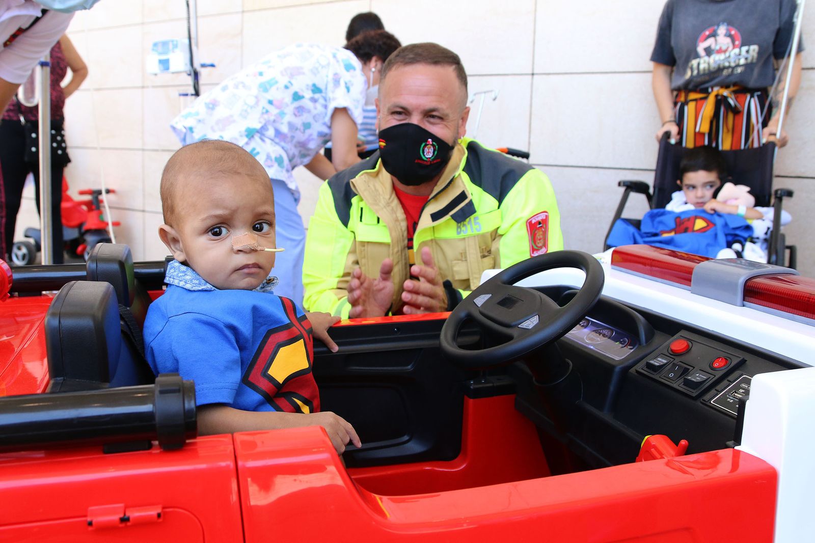 Fotogalería los bomberos de Almería regalan un cochecito eléctrico y camisetas a los niños hospitalizados de Torrecárdenas