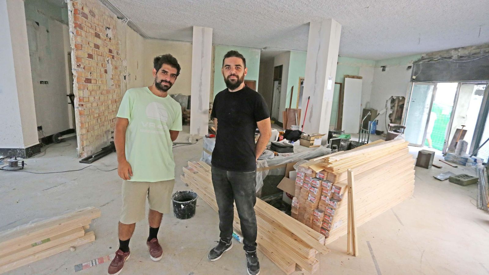 Cristian García y Carlos Márquez dan el salto de camareros a hosteleros en 'Algarabía'.