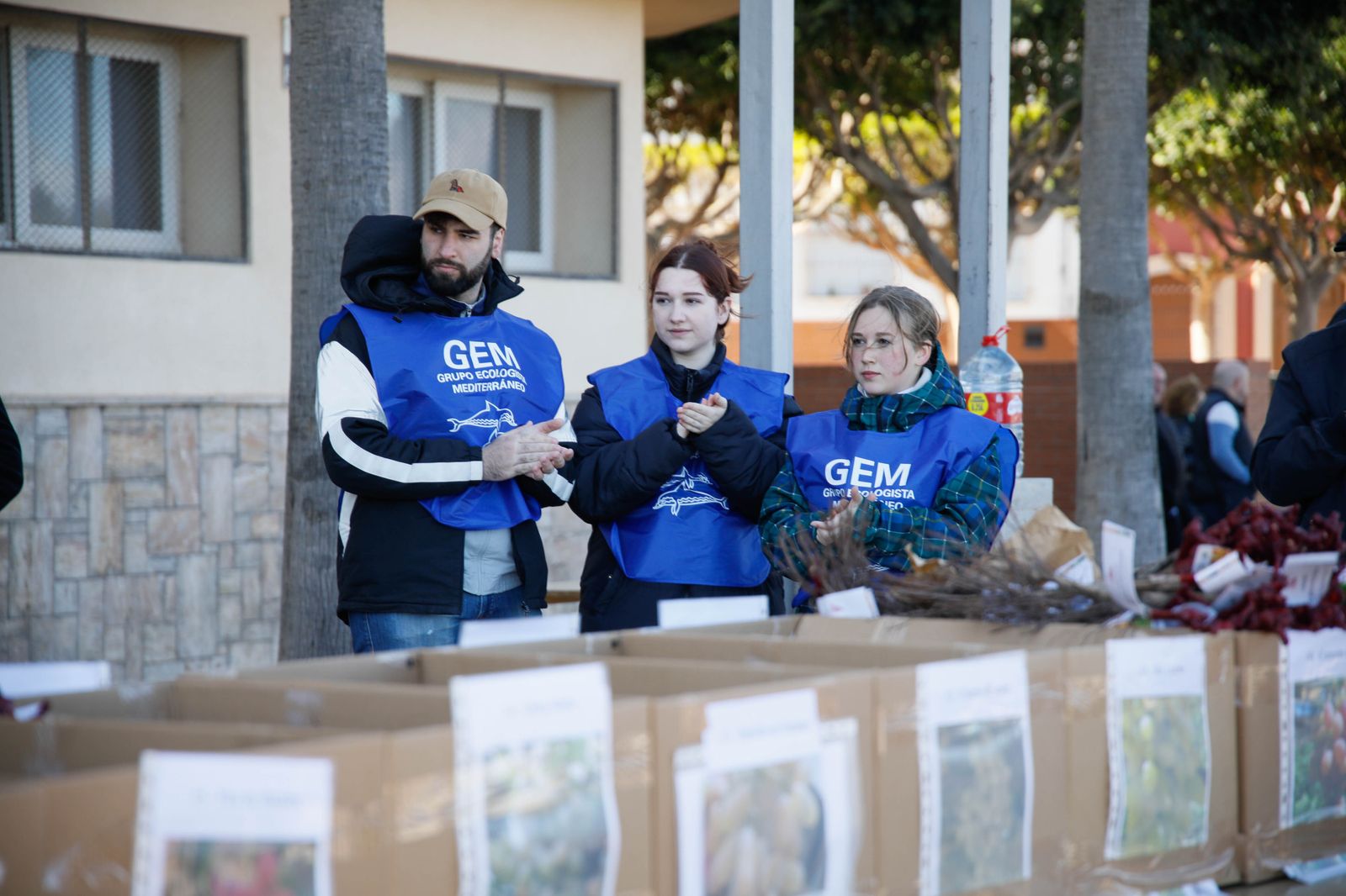 Imágenes del reparto de Parras en Alhama de Almería