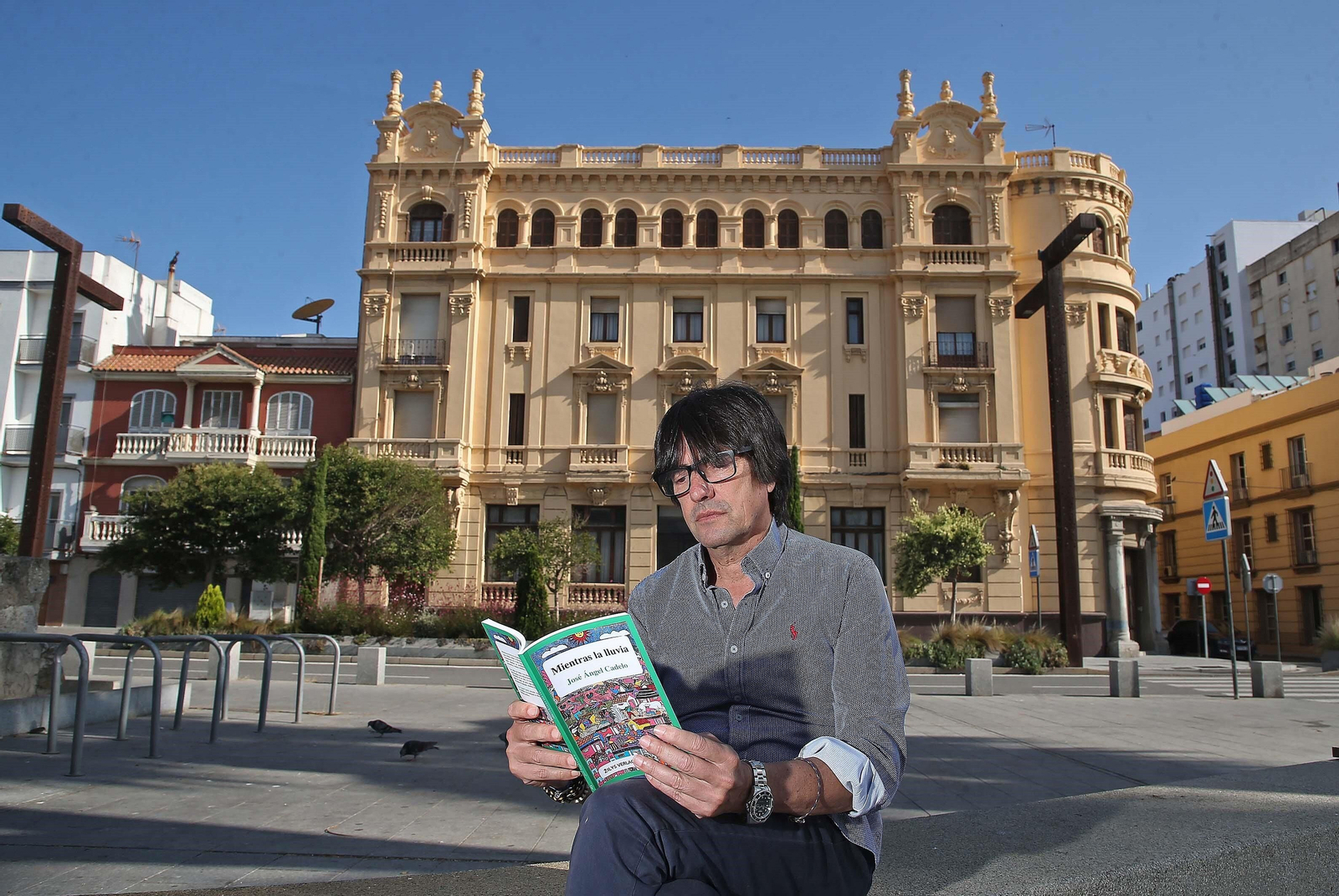 José Ángel Cadelo con su última obra entre las manos, en la calle Juan de la Cierva.