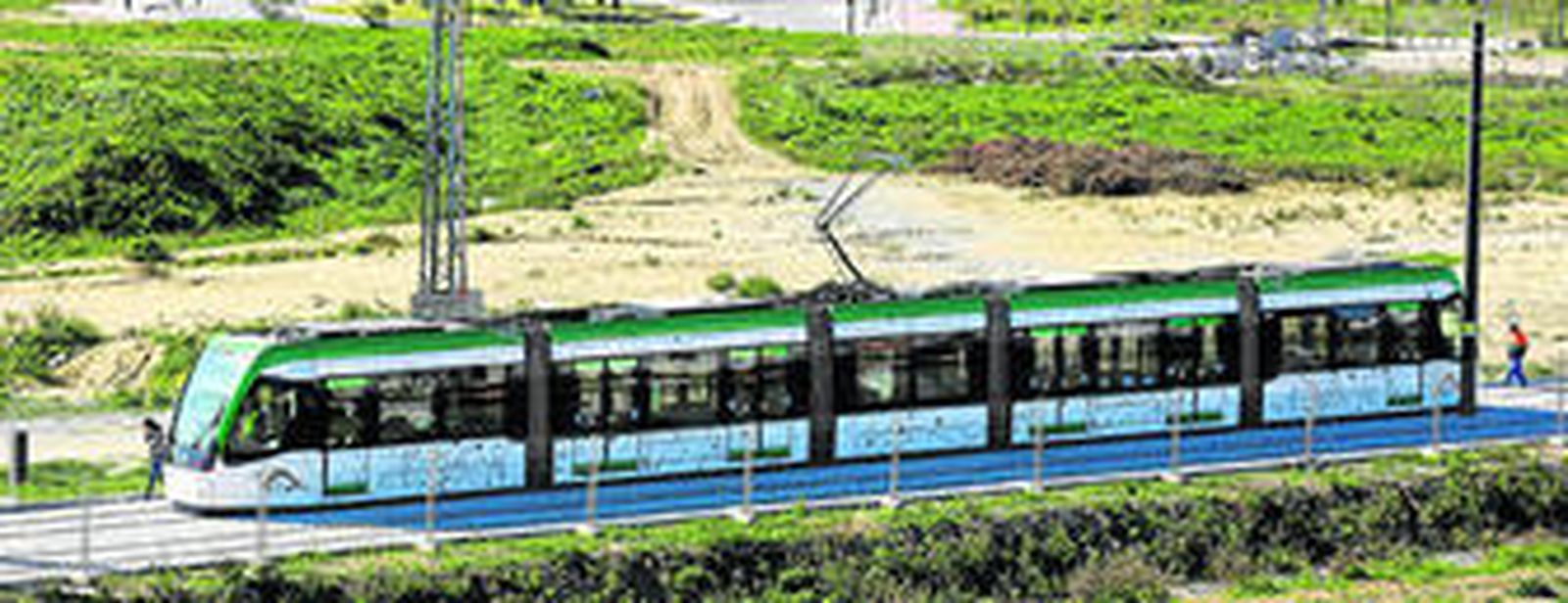 El Metro, a su paso por el campus universitario de Teatinos.