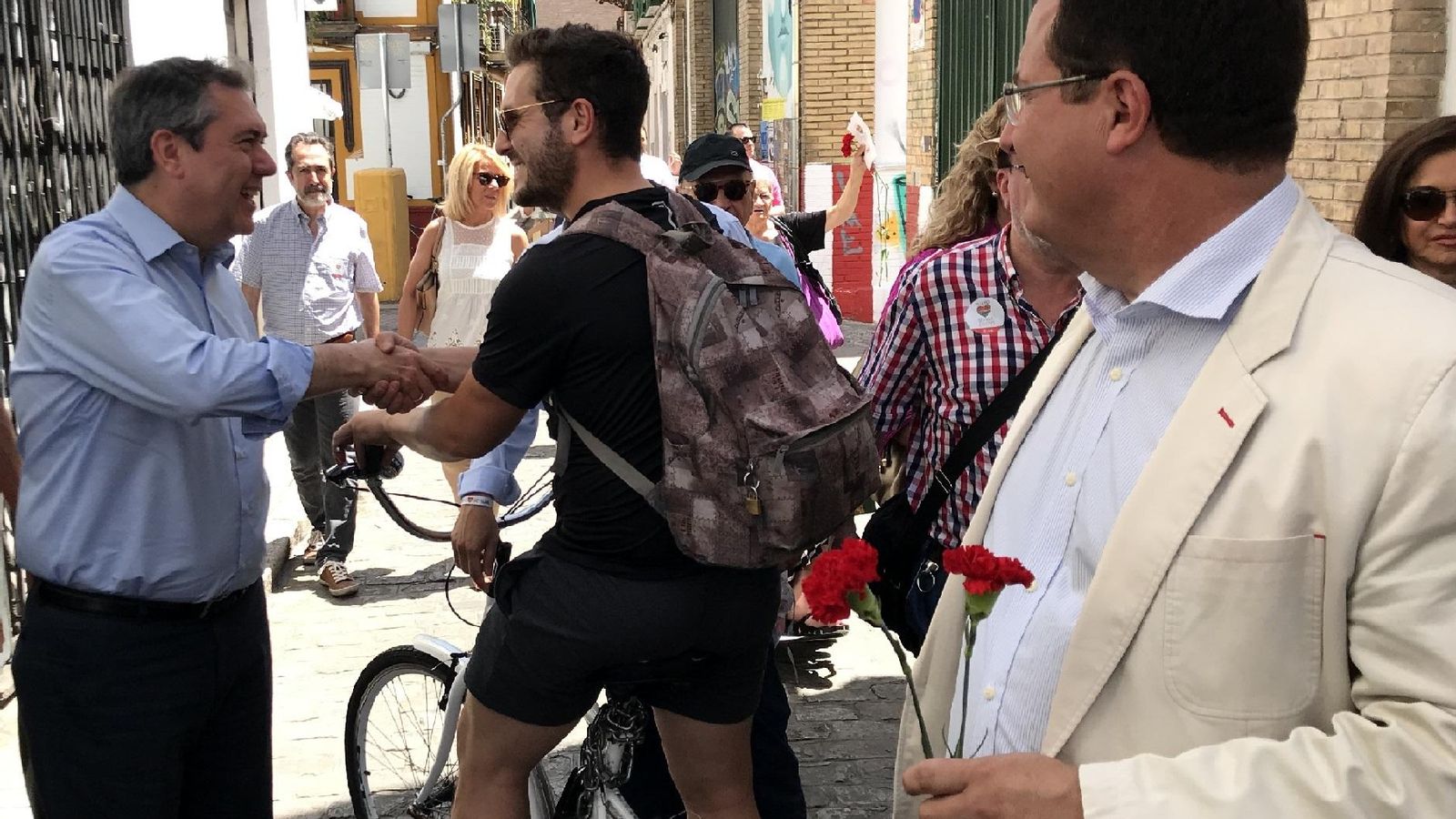 El alcalde de Sevilla, Juan Espadas, saluda a los vecinos de la ciudad.