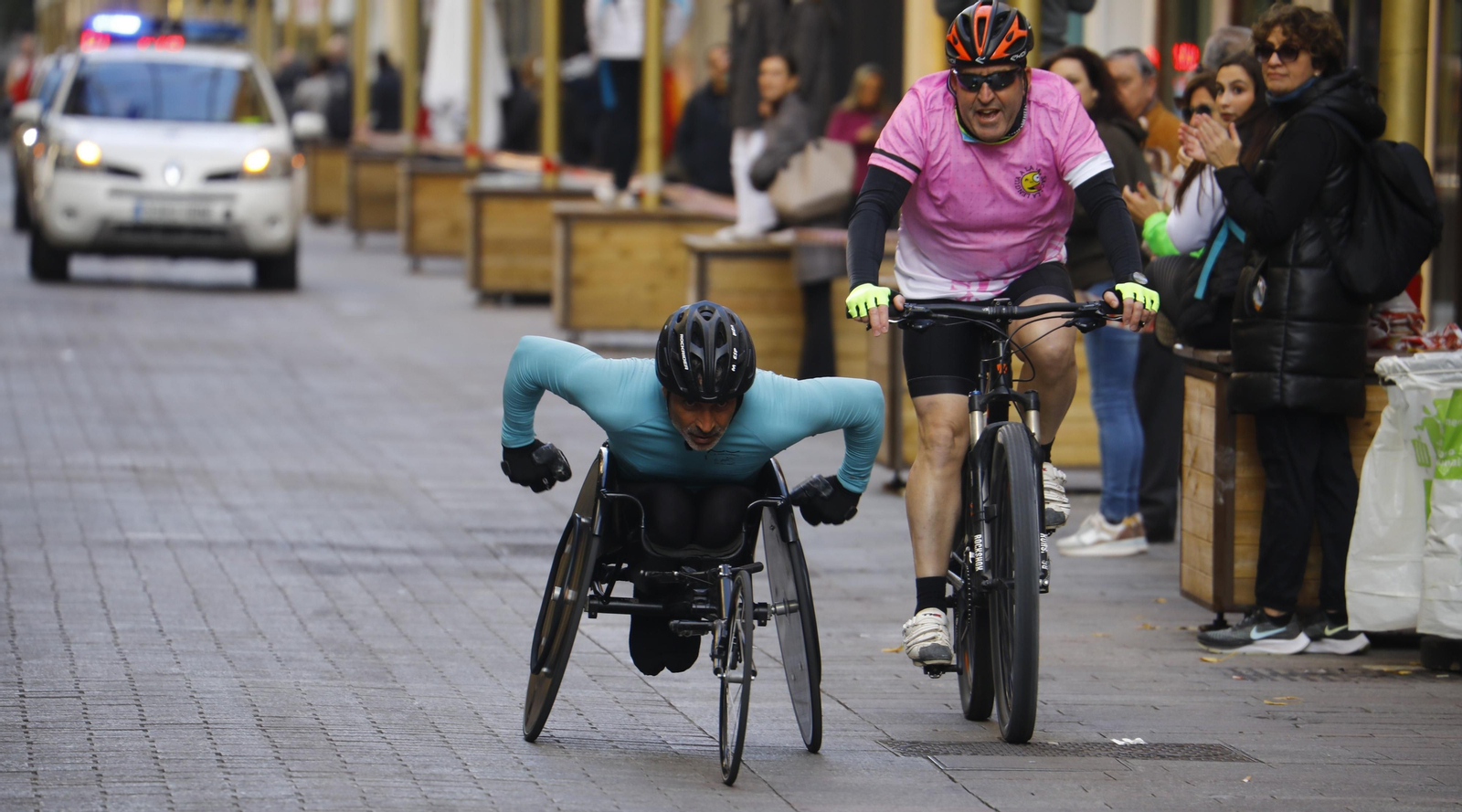 Un atleta discapacitado, durante la Media Maratón de Córdoba de 2022.