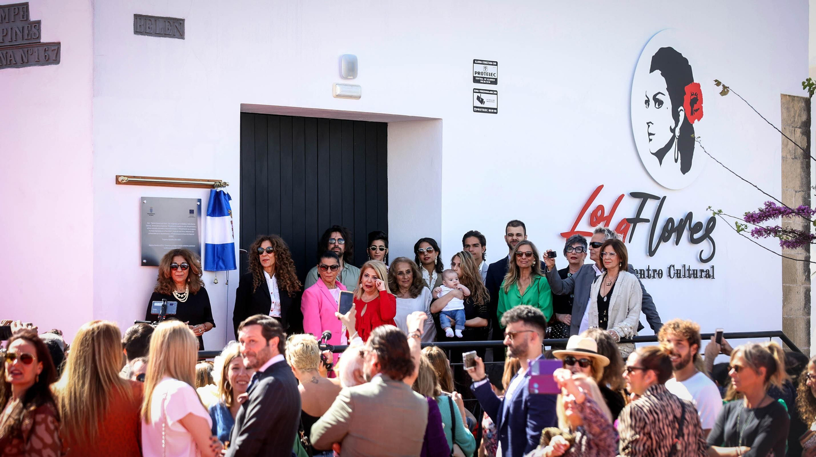 Toda la familia de Lola Flores y muchos famosos en Jerez en la inauguración de su Centro Cultural Toda la familia de Lola Flores y muchos famosos en Jerez en la inauguración de su Centro Cultural