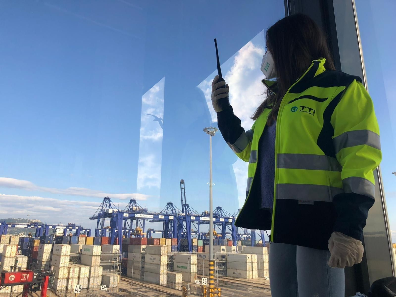 Una persona protegida con una mascarilla supervisa la actividad en TTI Algeciras.
