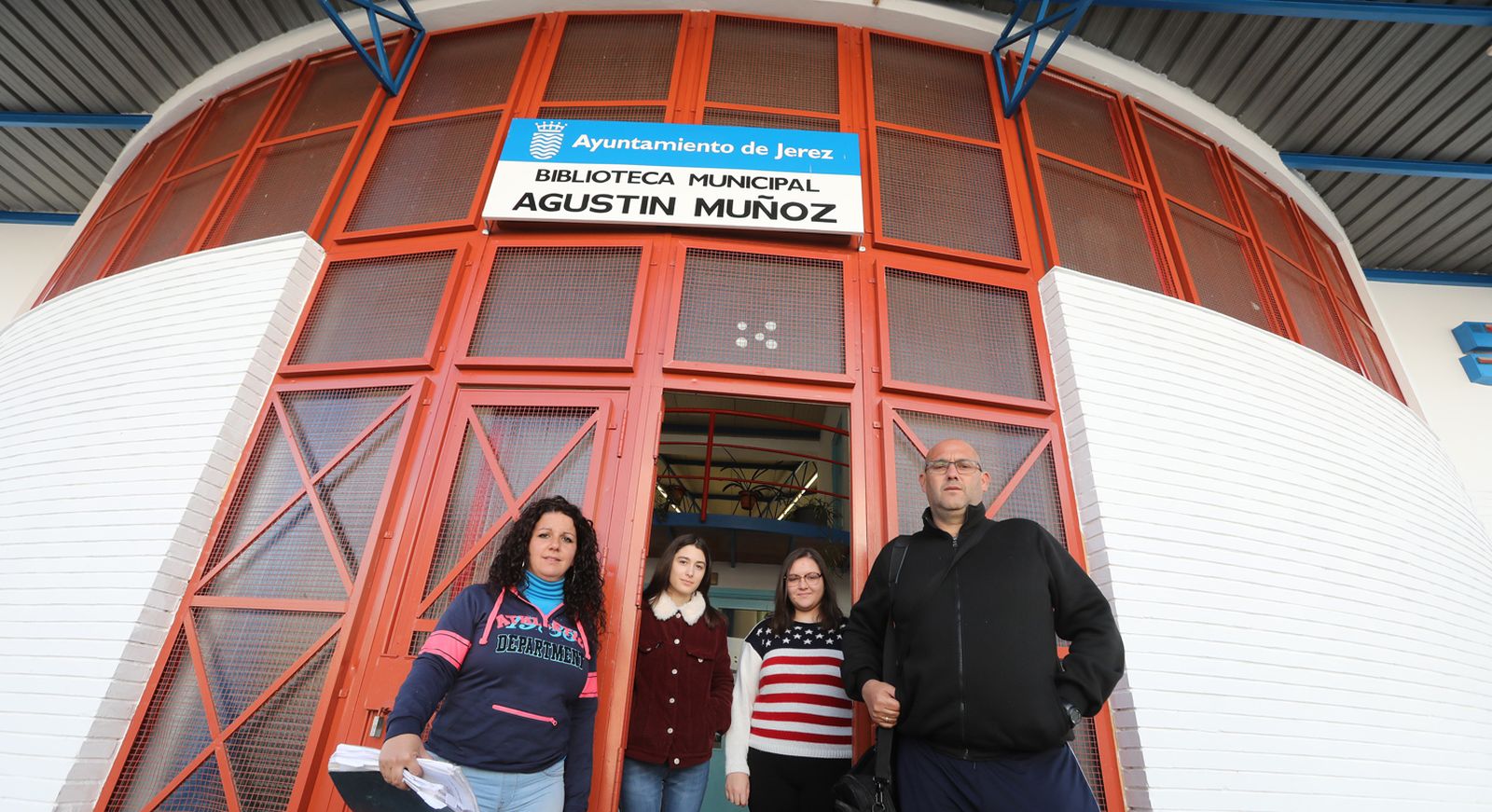Castilla junto a otros usuarios de la biblioteca municipal de La Granja.