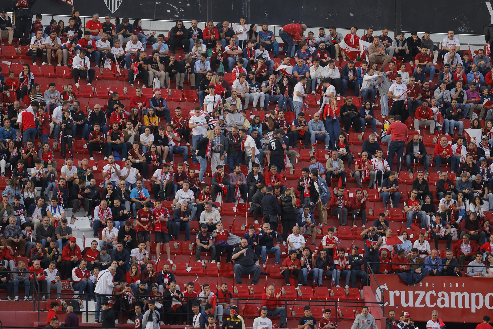 Búscate en las fotos del Sevilla-Betis