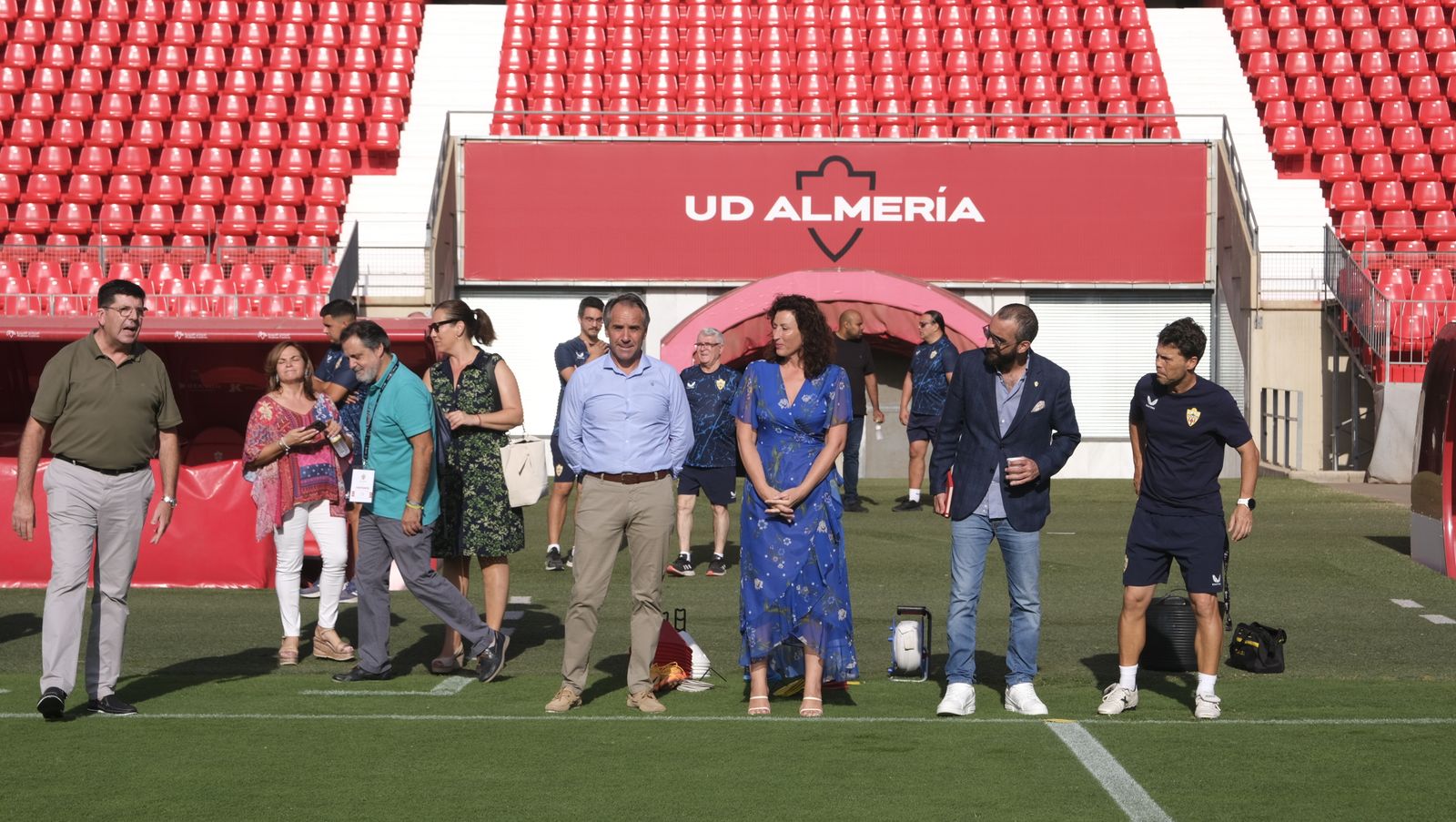 Imágenes de la visita de la Alcaldesa de Almería, María Vázquez, a los jugadores de la U.D. Almería