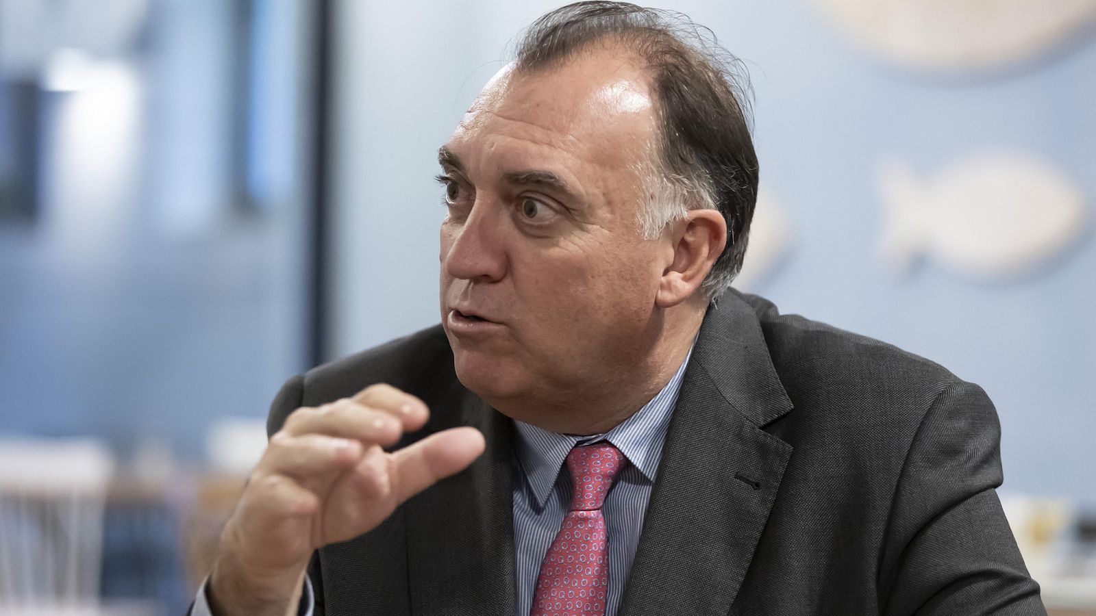 El consejero durante la entrevista