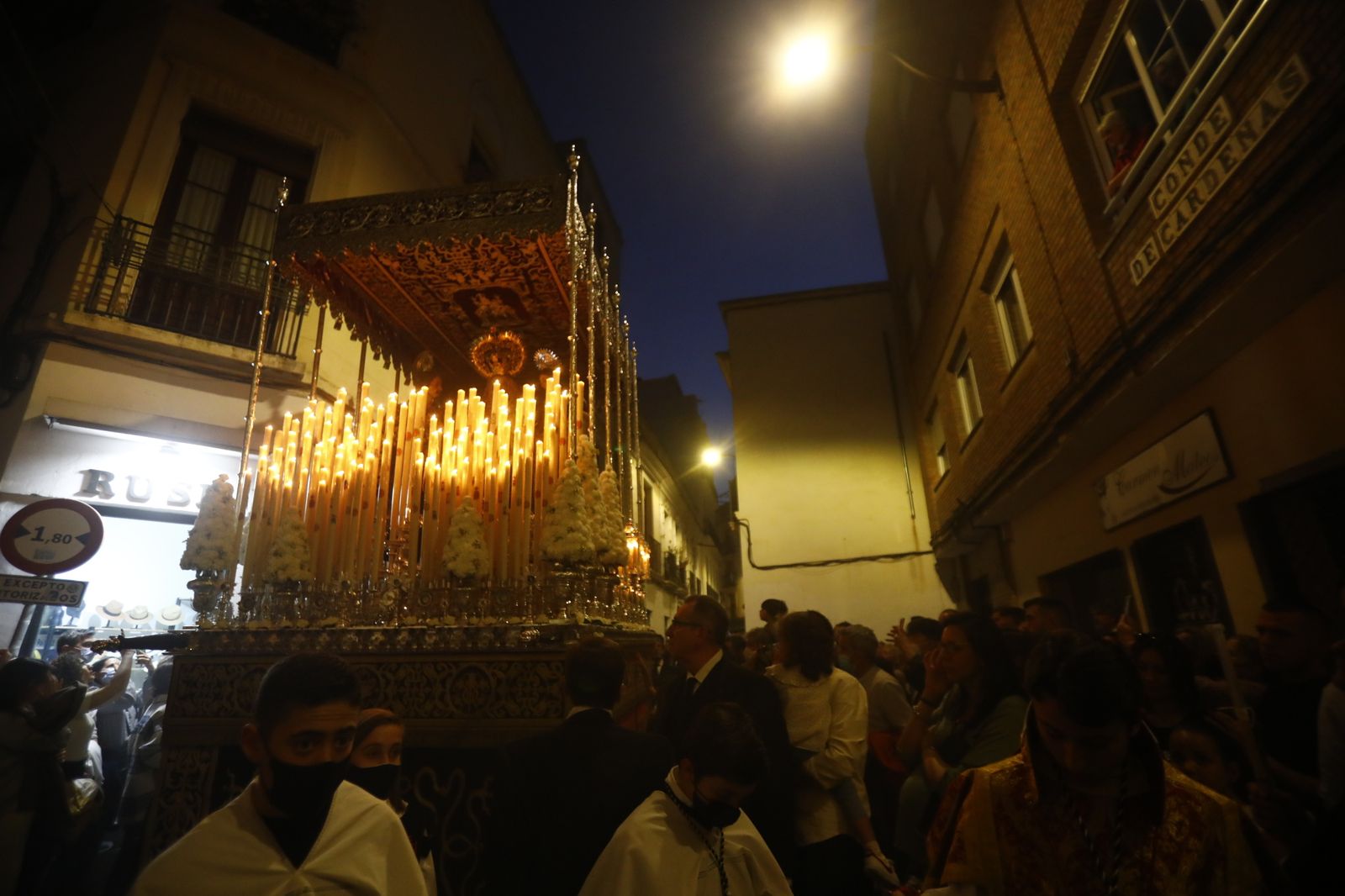 Viernes Santo en Córdoba: la procesión del Santo Sepulcro, en imágenes