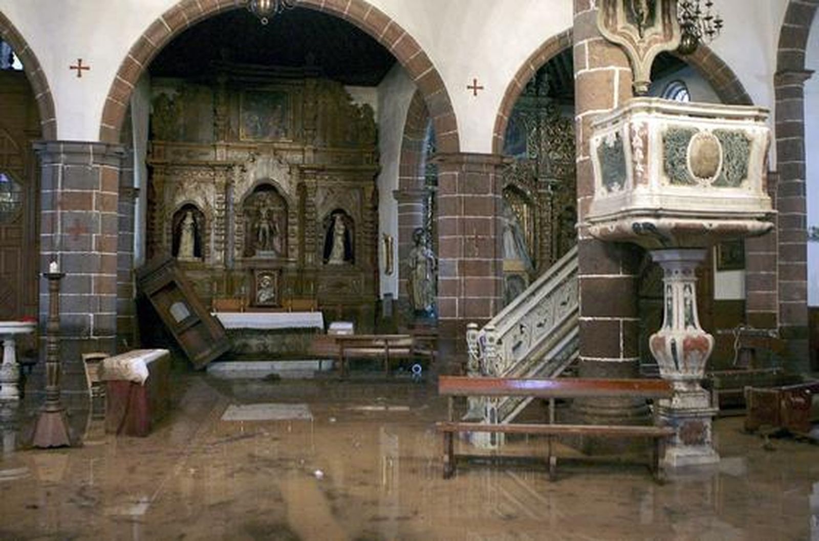 La iglesia de La Concepción de Santa Cruz de Tenerife, inundada tras desbordarse el barraco de Santos por las intensas lluvias.

Foto: Cristóbal García (Efe)