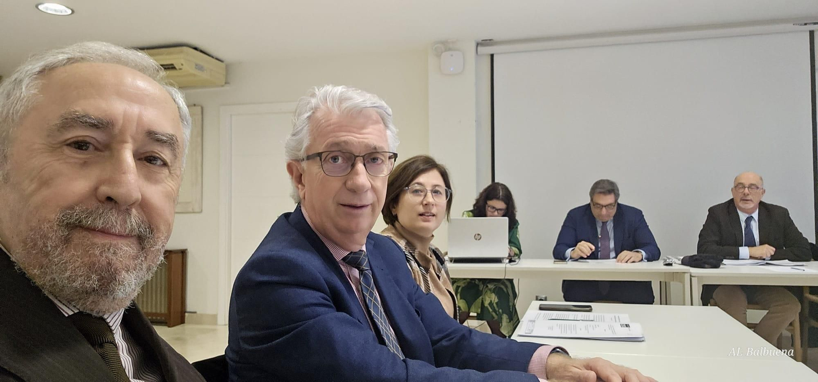 Antonio López Balbuena (Confederación de Empresarios de Sevilla, CES)  Manuel Alcedo (CES) y María Eugenia Millán (CES) en la reciente reunión del Consejo Económico y Social para valorar los presupuestos. Al fondo, Amalia Rodrigo (Secretaria del CESS), Miguel Ángel Lucena (Experto, ponente de la valoración del Presupuesto) y el presidente en funciones Antonio Montero (CES).