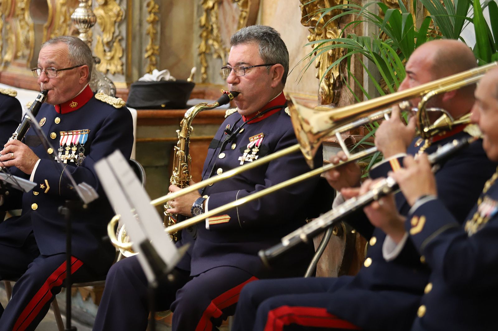 Imágenes de la ofrenda de la Guardia Real a la Virgen de la Cinta en la Catedral