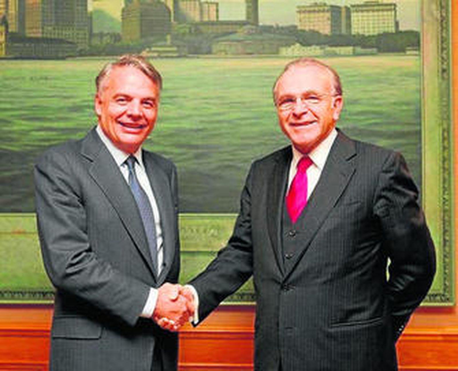 Ignacio Garralda, presidente de Mutua Madrileña, sella el acuerdo  con el presidente de Criteria Caixa Corp, Isidro Fainé.