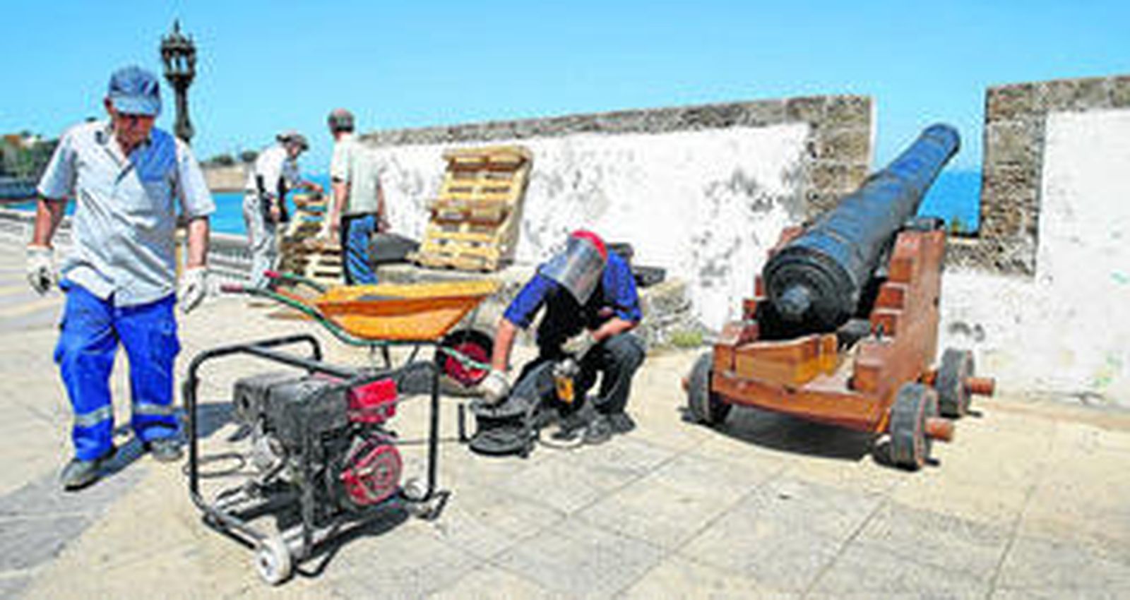 Operarios y técnicos municipales procedieron a colocar en el día de ayer varios cañones en el paseo de San Carlos.