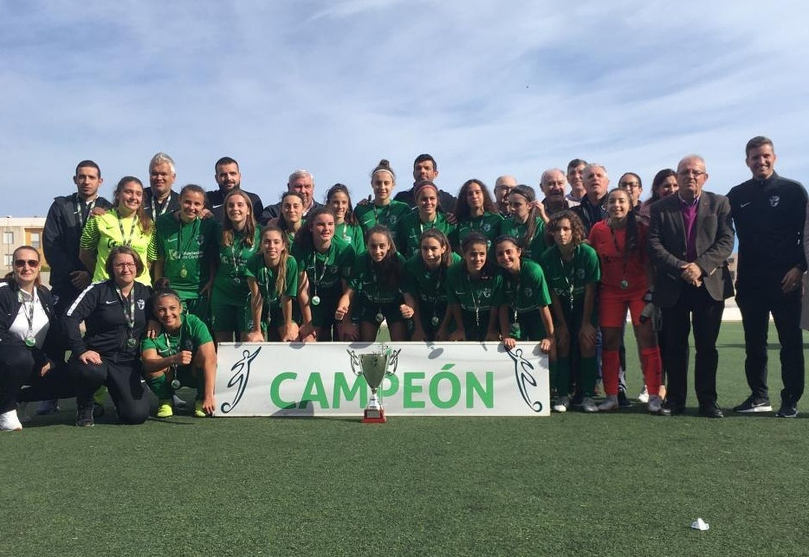 El combinado sub 17 de Córdoba posa con su trofeo de campeón de Andalucía.