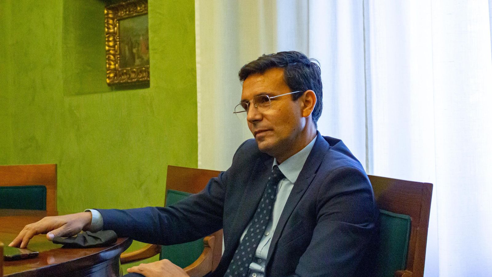 El alcalde de Granada, Francisco Cuenca, durante la entrevista en el salón Mariana Pieada