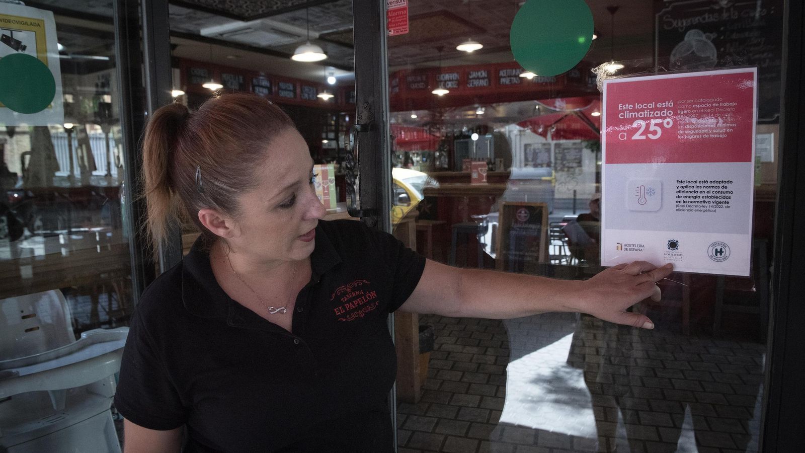 La gerente de la Taberna El Papelón, Sandra Avilés, junto al cartel colocado en la puerta del local. La gerente de la Taberna El Papelón, Sandra Avilés, junto al cartel colocado en la puerta del local.