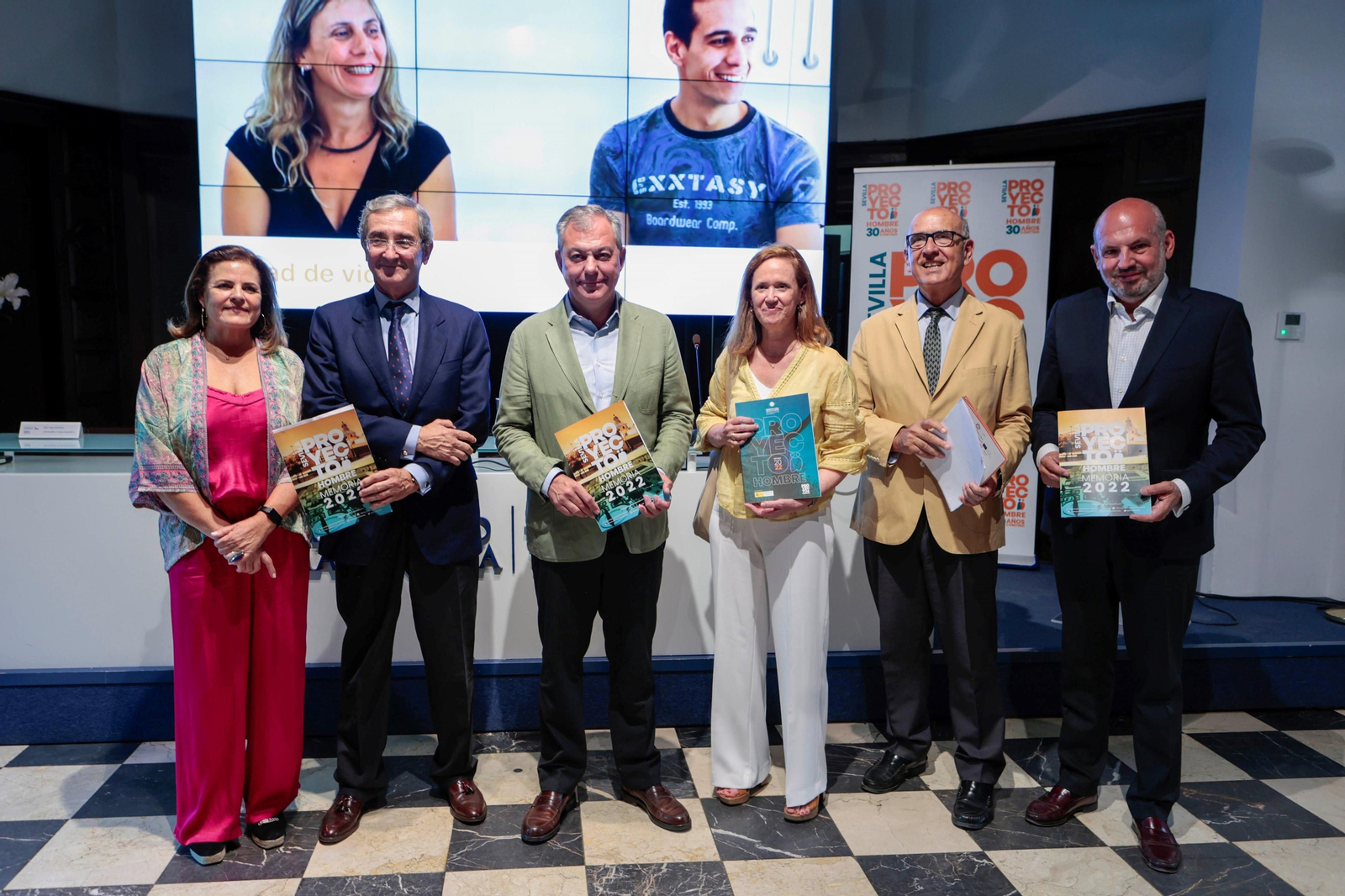 Los responsables de Proyecto Hombre, con el alcalde de Sevilla.