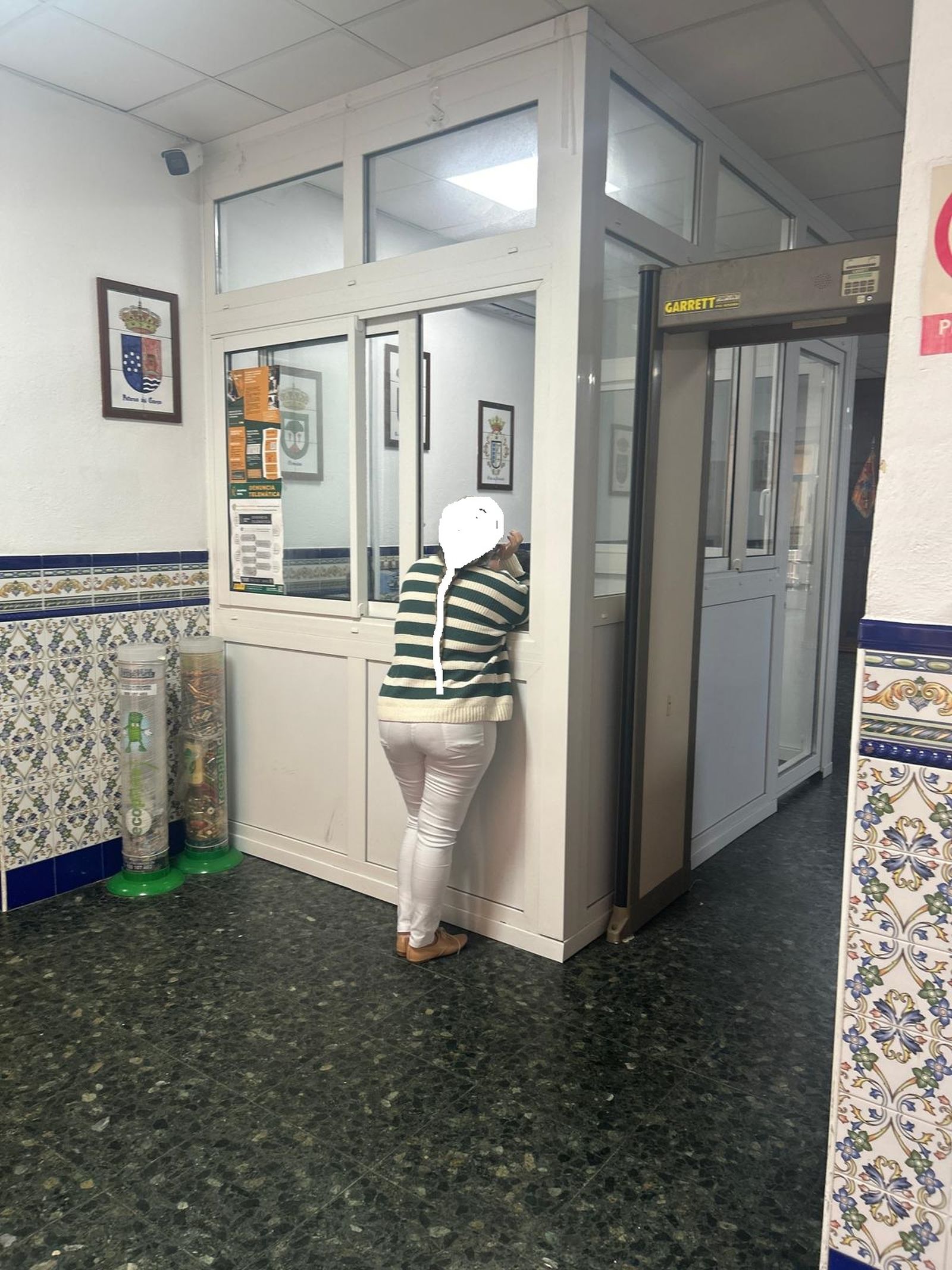 Una persona presentando una denuncia.