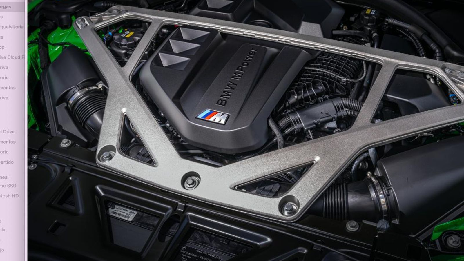 En esta versión del M3 son numerosos los detalles que evocan el mundo de las carreras, como los refuerzos del motor, las caídas de las ruedas, la suspensión con amortiguadores ajustables, barras o muelles deportivos...