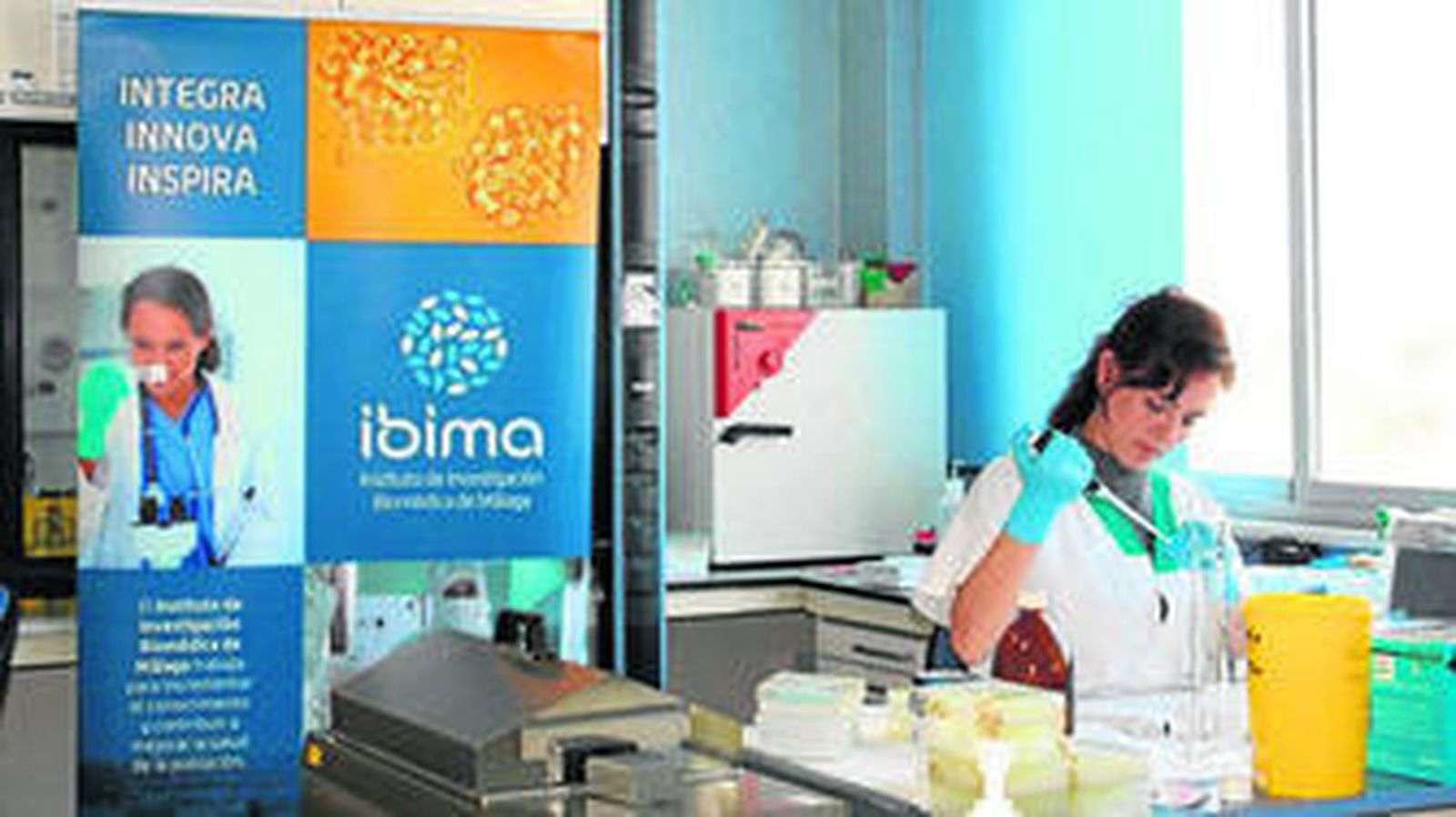 Una profesional del Instituto de Investigación Biomédica de Málaga (Ibima) trabajando en el laboratorio.