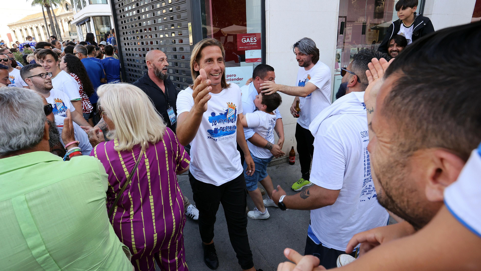 Baño de masas del Xerez CD en Jerez por su ascenso