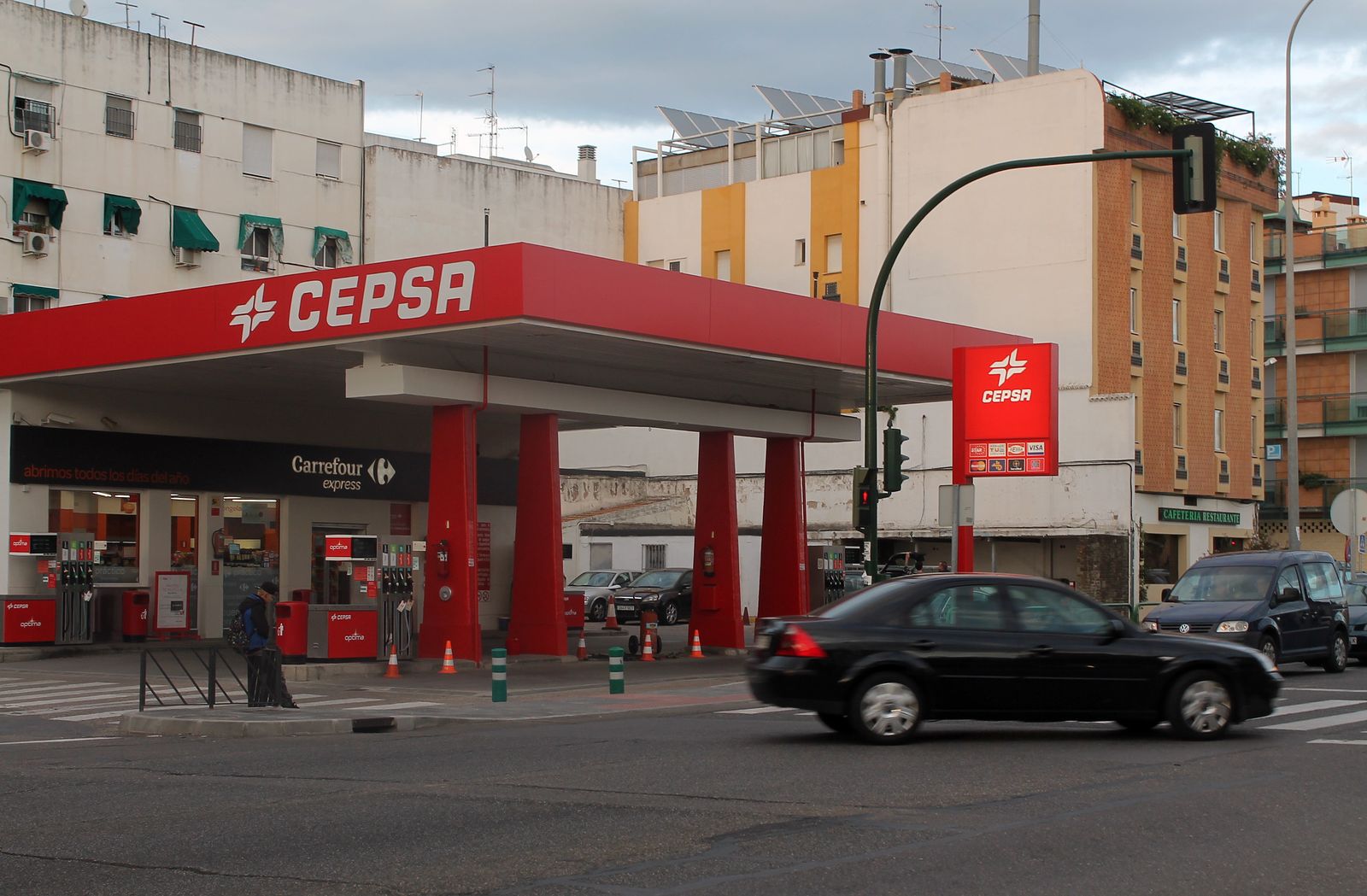 Gasolinera de la avenida de Libia ubicada frente a la barriada de Cañero.