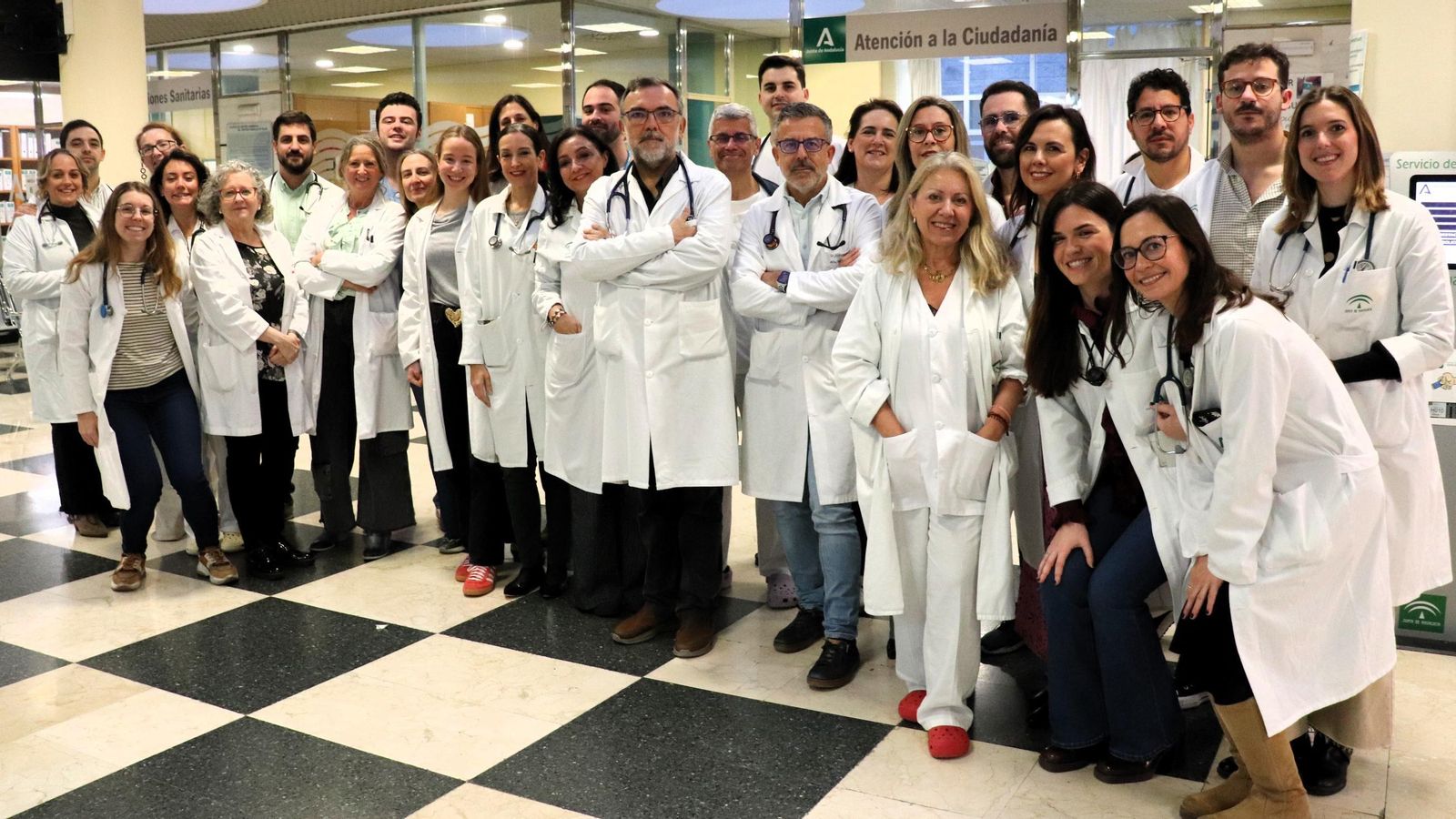 Foto de familia de todos los componentes de la Unidad de Medicina Interna del hospital Juan Ramón Jiménez. Foto de familia de todos los componentes de la Unidad de Medicina Interna del hospital Juan Ramón Jiménez.