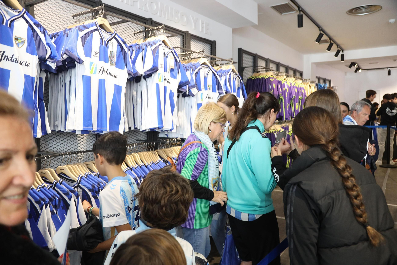 Alto ritmo de ventas en la tienda del Málaga CF por la camiseta retro: "La necesito"
