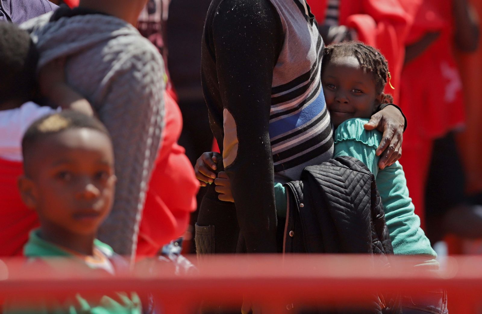 Dos menores migrantes, a bordo de una embarcación de Salvamento Marítimo.