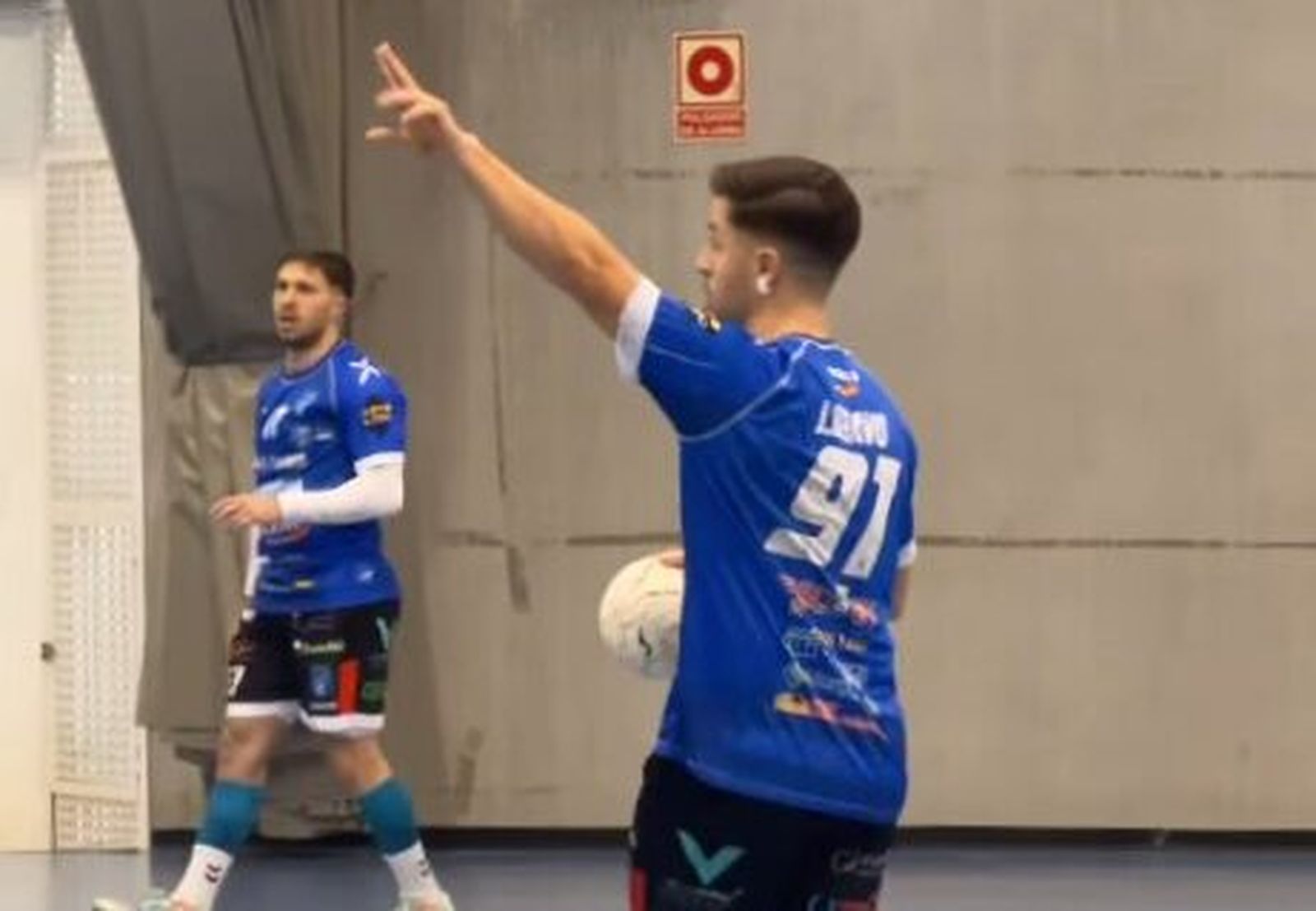 Un jugador del conjunto canterano-sureño realiza una indicación durante la disputa de un encuentro de esta temporada.