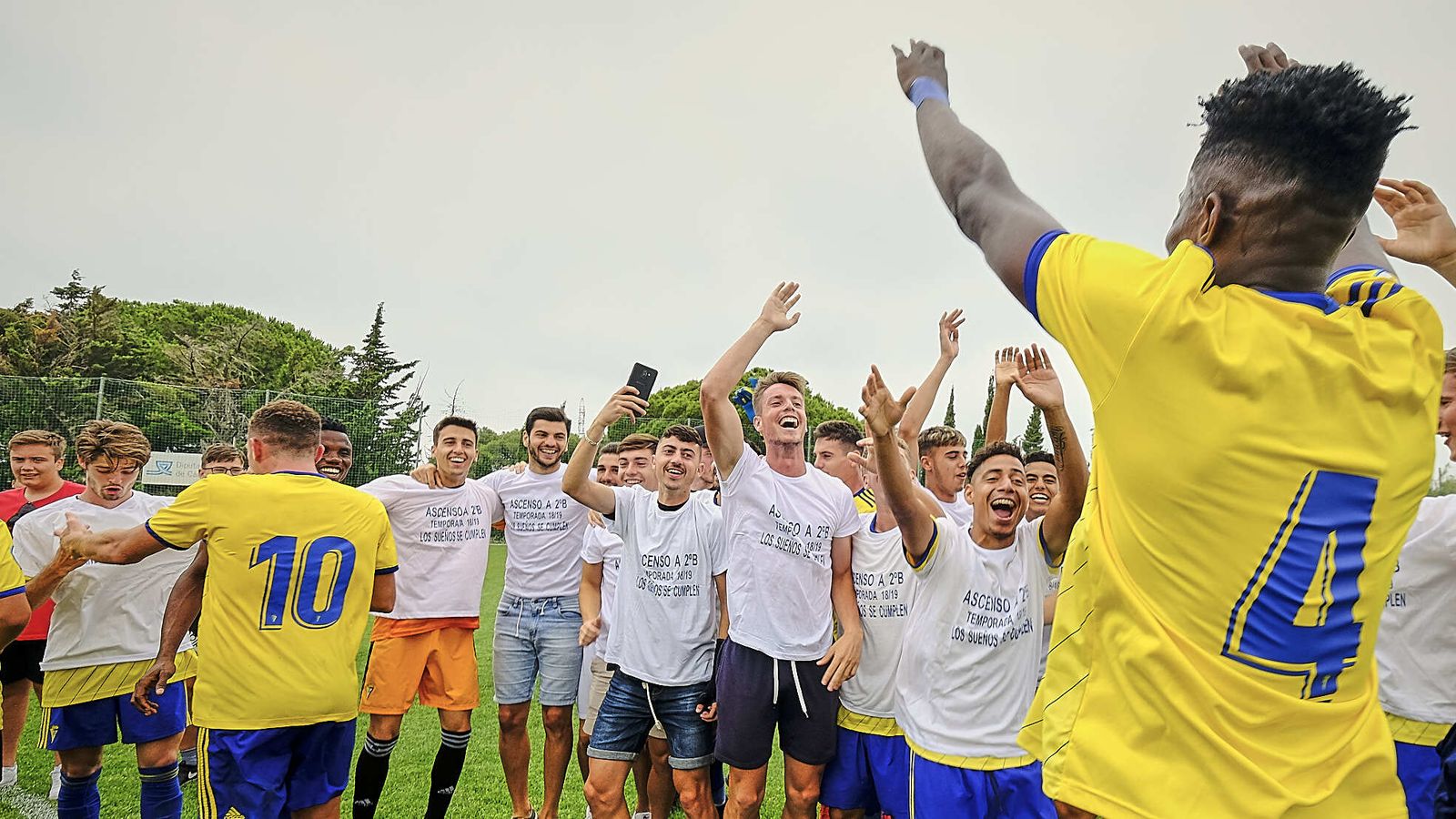 Saturday (dorsal 4) celebra con sus compañeros del Cádiz B el salto de categoría.