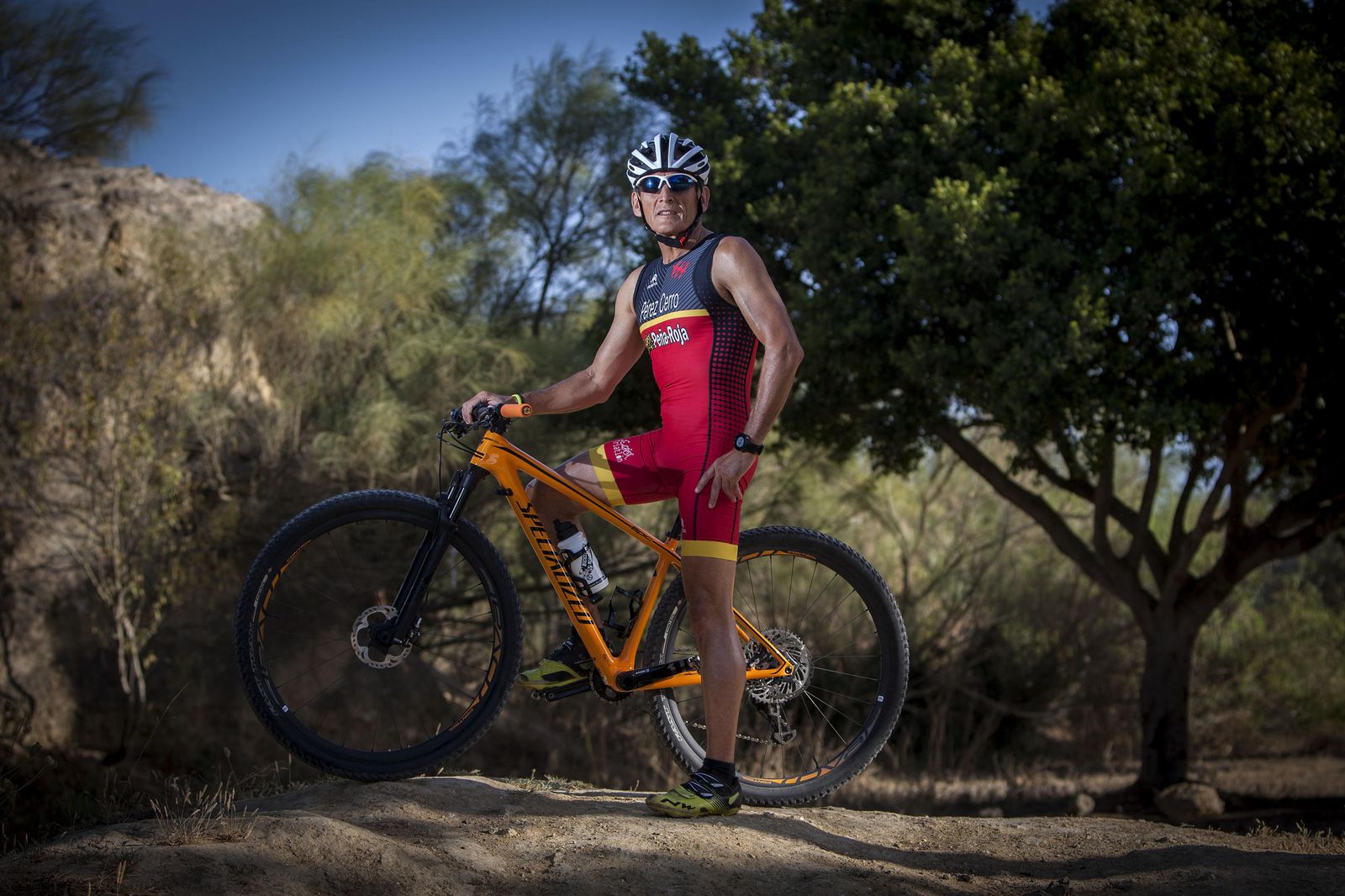 Miguel Pérez posa con la bicicleta durante unos de sus entrenamientos en el Cerro de los Mártires.