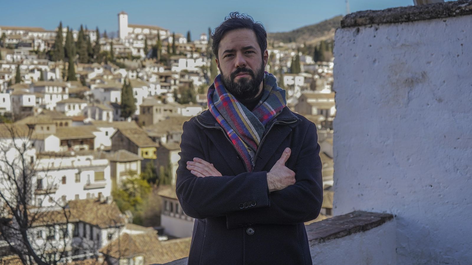 El pregonero Luis Javier López, desde la Placeta de la Miga, con vistas al Albaicín