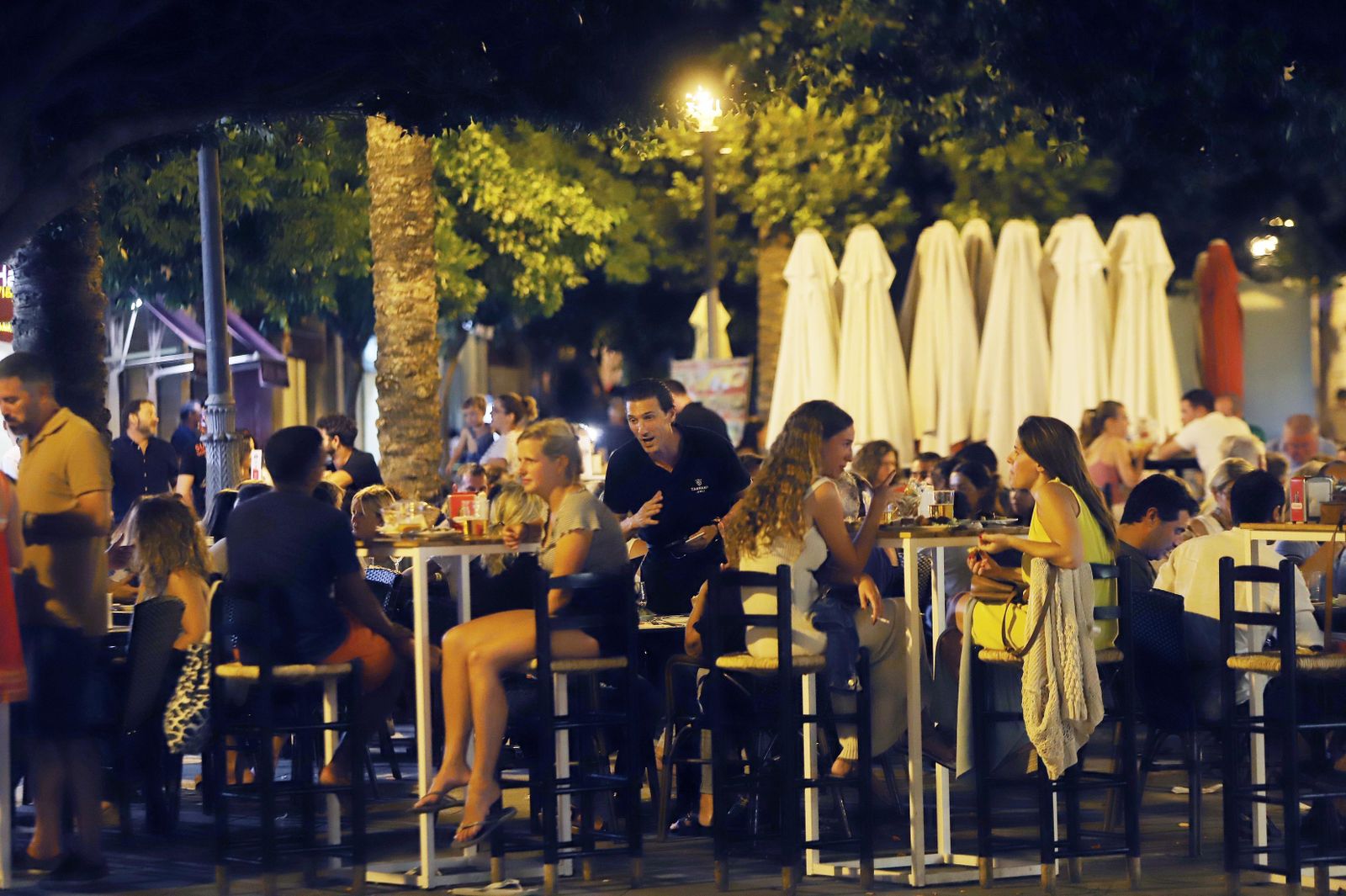 Ambiente nocturno en las terraza del centro