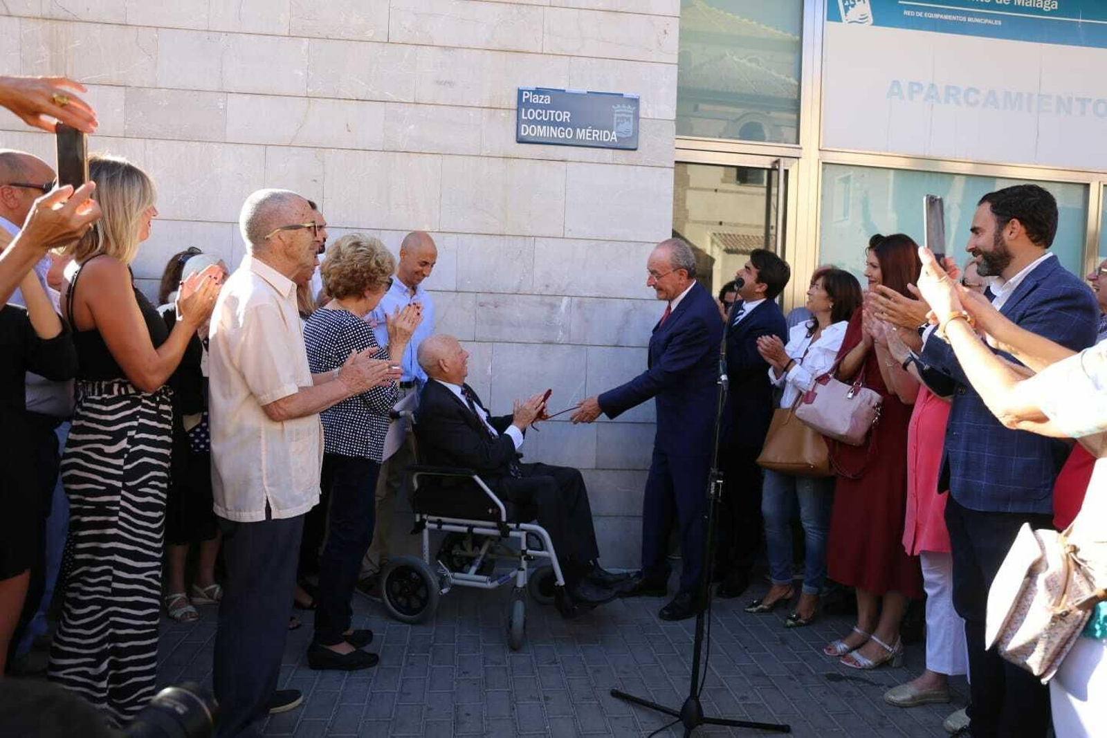 Acto de inauguración de la Plaza Locutor Dómingo Mérida, con el homenajeado. Acto de inauguración de la Plaza Locutor Dómingo Mérida, con el homenajeado.