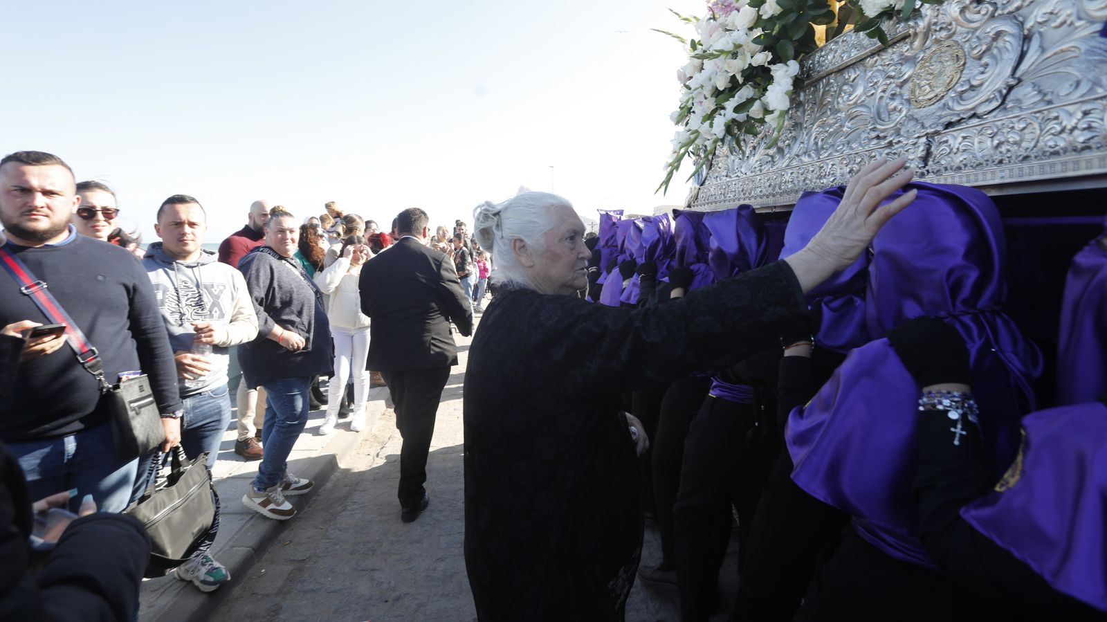 Las fotos del Viernes Santo en la Línea:  Cristo del Mar y Luz y Esperanza Nuestra, Soledad y Santo Entierro, Cristo del Amor y Misericordia y Amargura