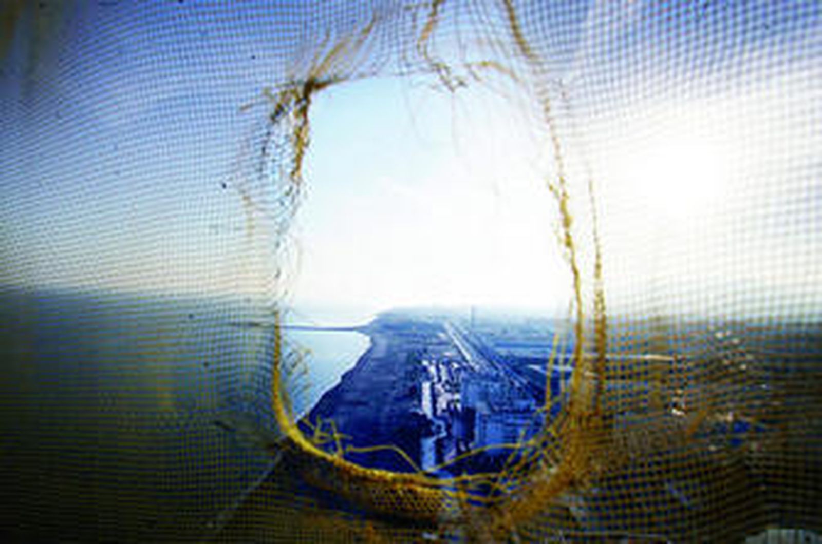 Vista del paseo marítimo desde la torre Mónica, con La Térmica al fondo.