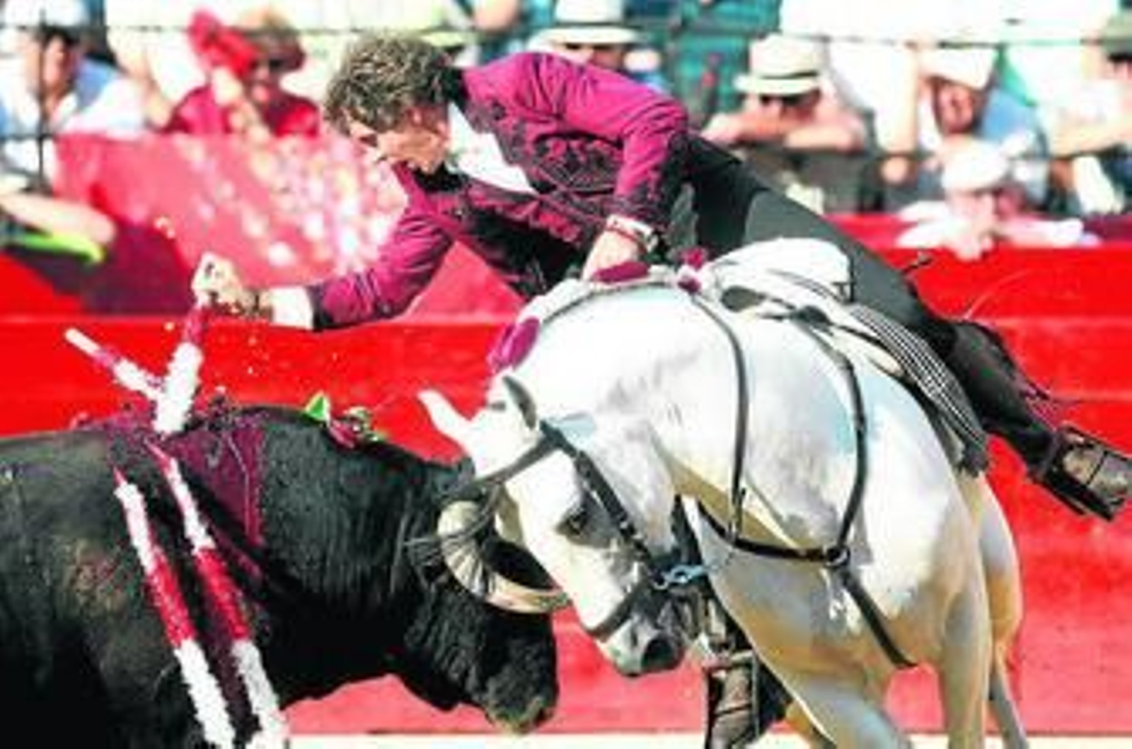 Pablo Hermoso de Mendoza, que prende una banderilla, cortó cuatro orejas en Huesca.