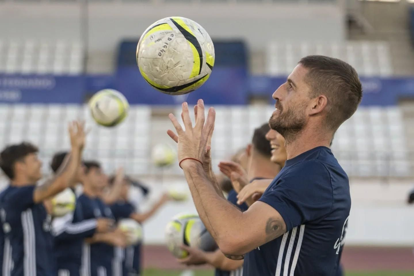 Juanje desplaza el balón con las manos en un entrenamiento.
