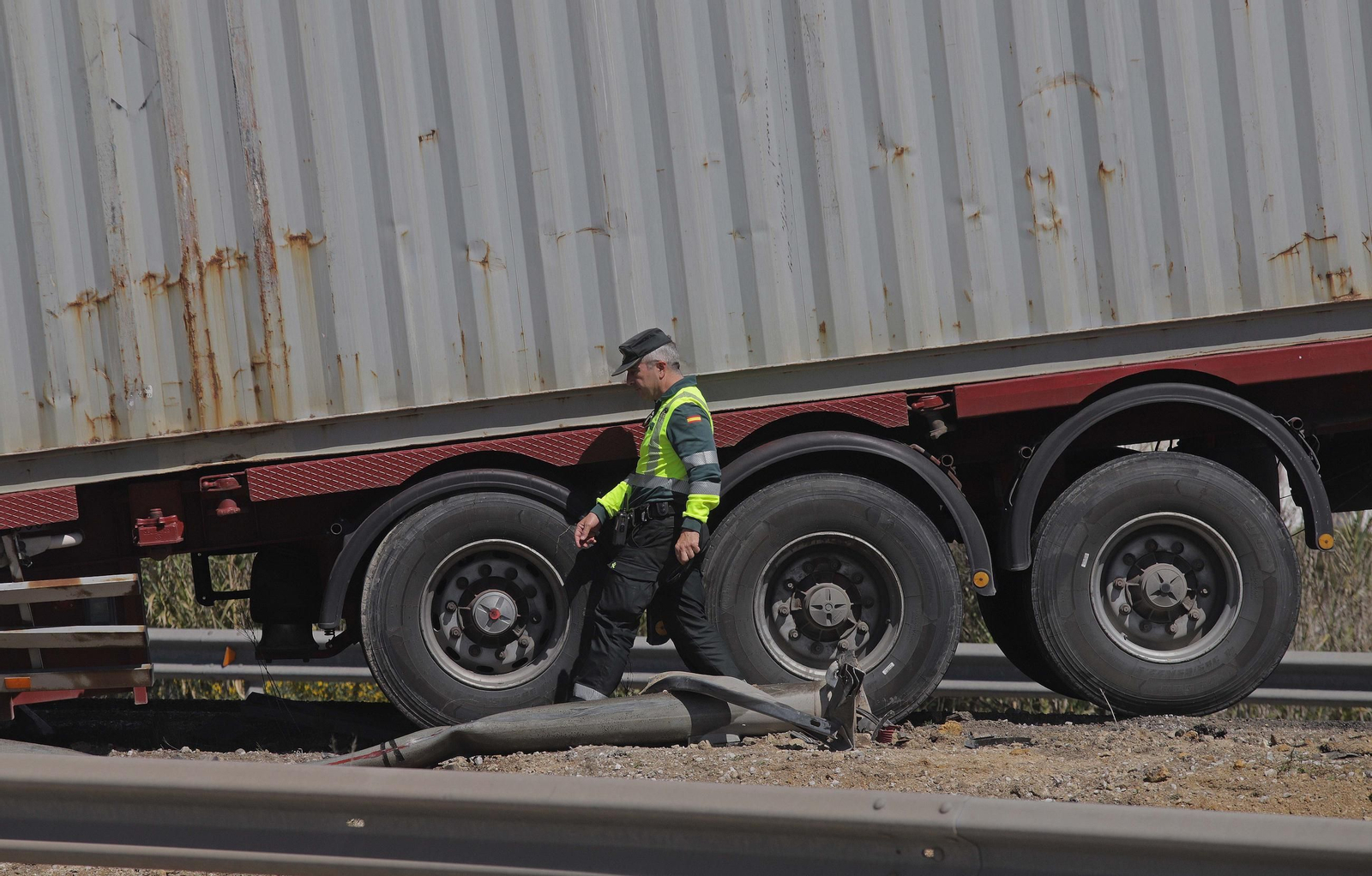 Fotos del camión accidentado en la A-381 a la altura de Puente Romano