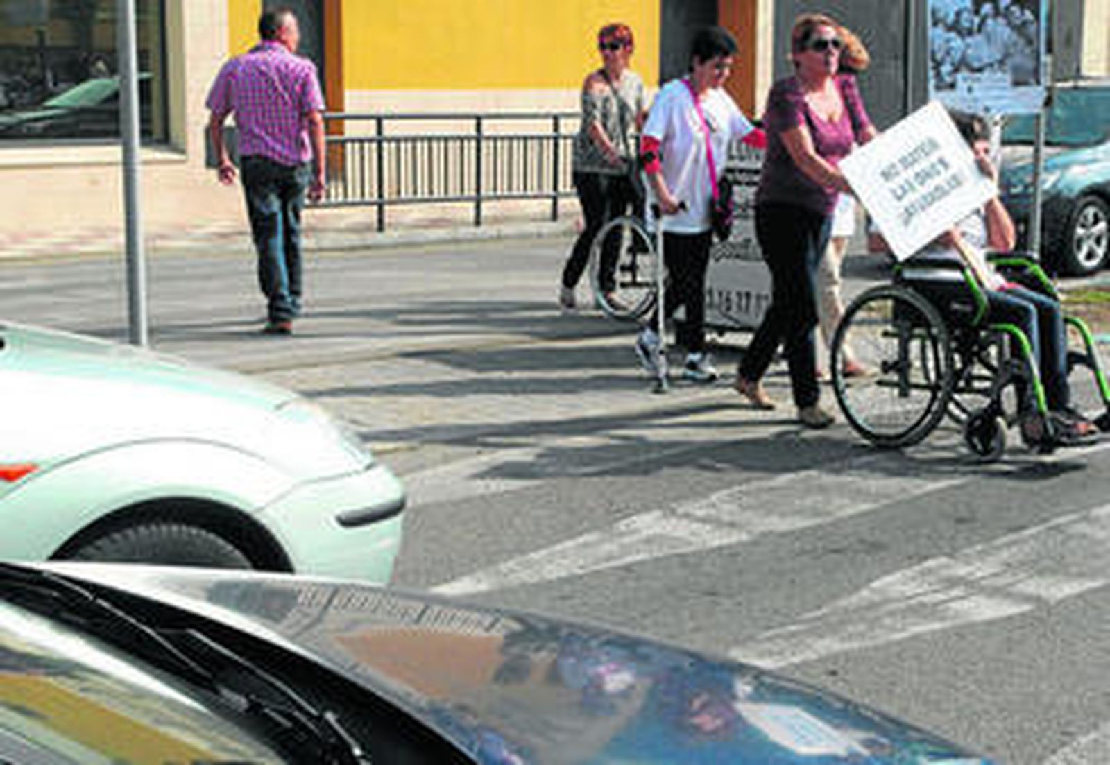 Imagen de una de las protestas realizadas por enfermos de esclerosis al final del pasado verano.