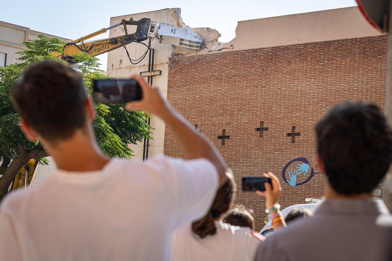 Así ha sido la demolición de la fachada del colegio Las Esclavas de Cádiz