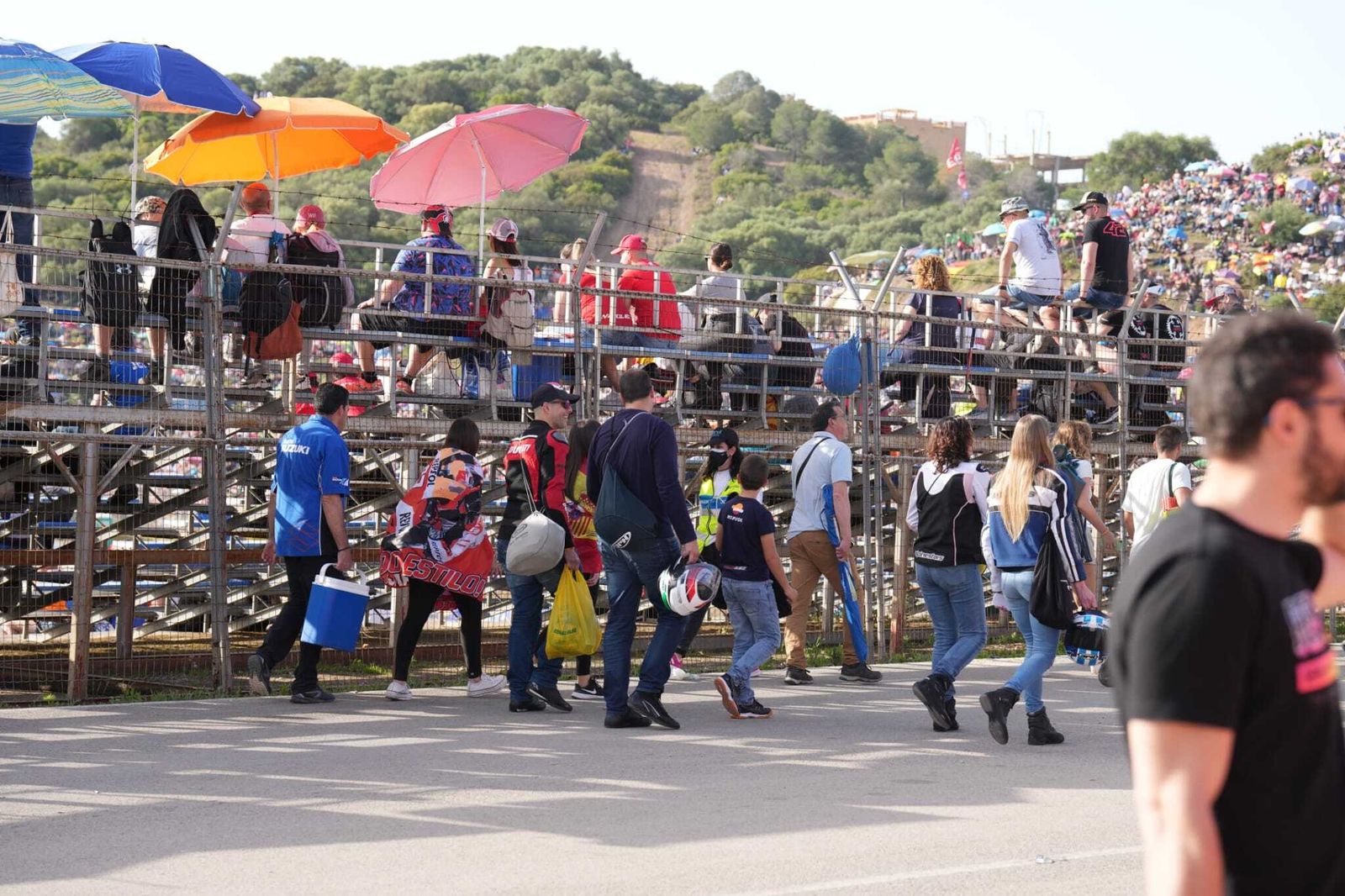 Neveras, cerveza muy fría y sombrillas para combatir al calor en el Gran Premio de España en Jerez
