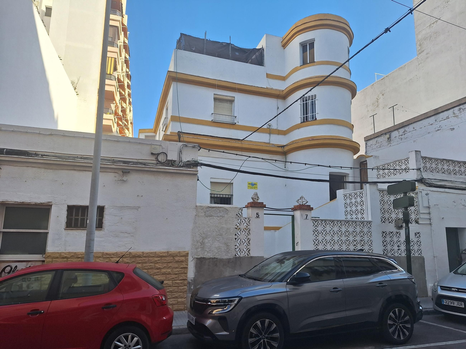 Imagen exterior del edificio puesto en venta en Santa María de la Cabeza. Imagen exterior del edificio puesto en venta en Santa María de la Cabeza.