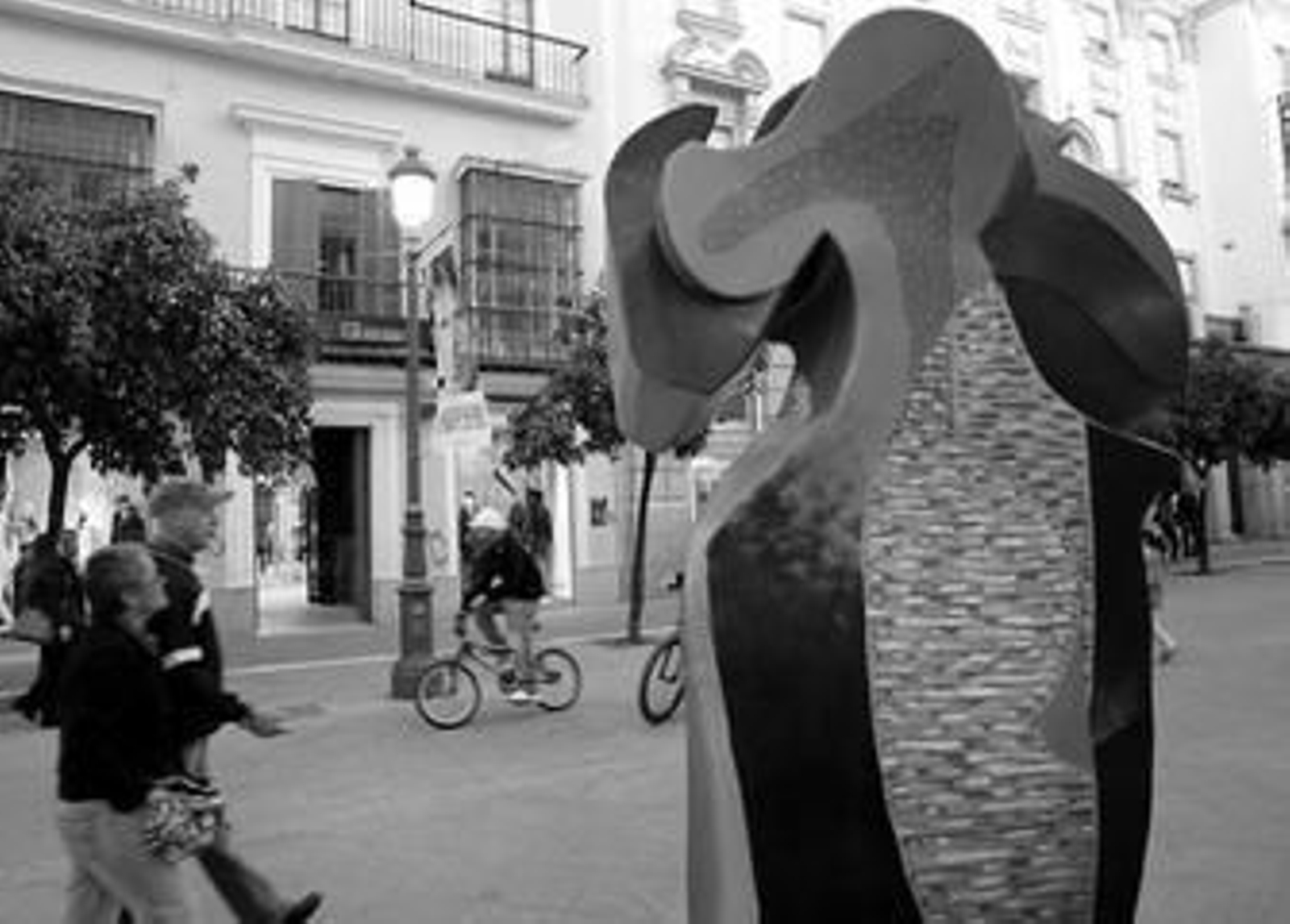 Una de las esculturas de Cristóbal Gabarrón instaladas en la calle Larga.